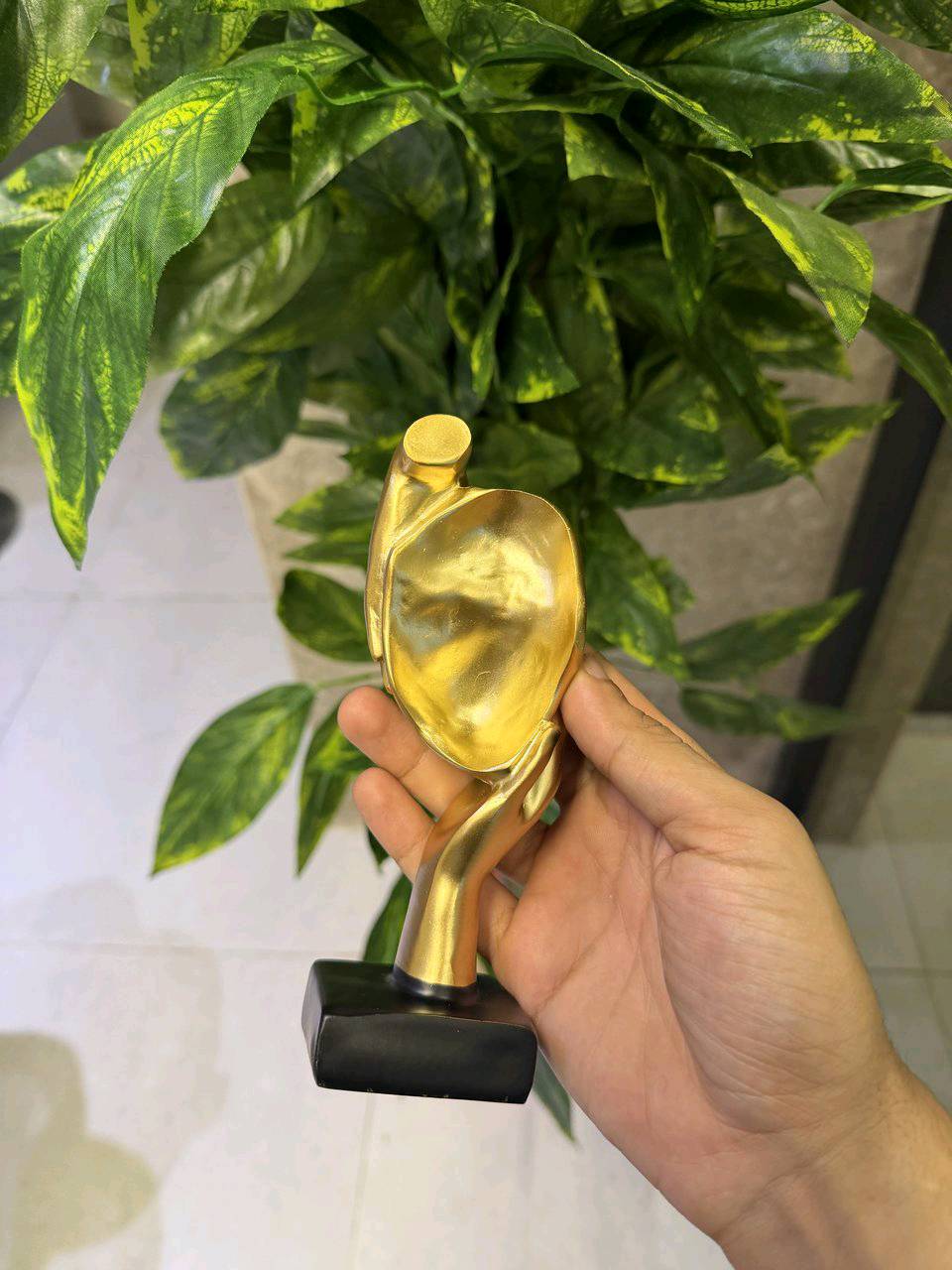 ✨ قطعة ديكور تخطف النظر من أول لحظة!

إذا تحب تضيف لمسة فخامة وتميّز لبيتك أو مكتبك، هذا التمثال الذهبي بتصميمه الفني العصري هو الاختيار المثالي 🤩

🥇 لون ذهبي فاخر
🖤 قاعدة سوداء أنيقة وثابتة
🏠 مناسب للبيت، المكتب والرفوف
🎁 اختيار مميز كهدية

قطعة بسيطة… بس تغيّر شكل المكان بالكامل ✨