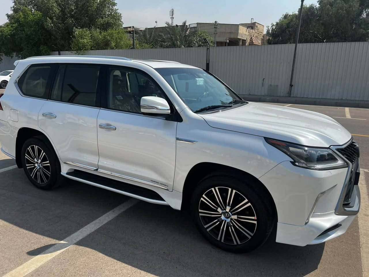 للبيع لگزز 2019 
إبريم السعر 53000$ الف دولار صبغ 3 قطع 
مواصفاتها معروفه عداد 111 الف كم بأسمي رقم بغداد الاتصال ع الرقم الموجود 
***********

