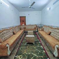 ديوان ملكي • ٢١ مقعد • نضيف
