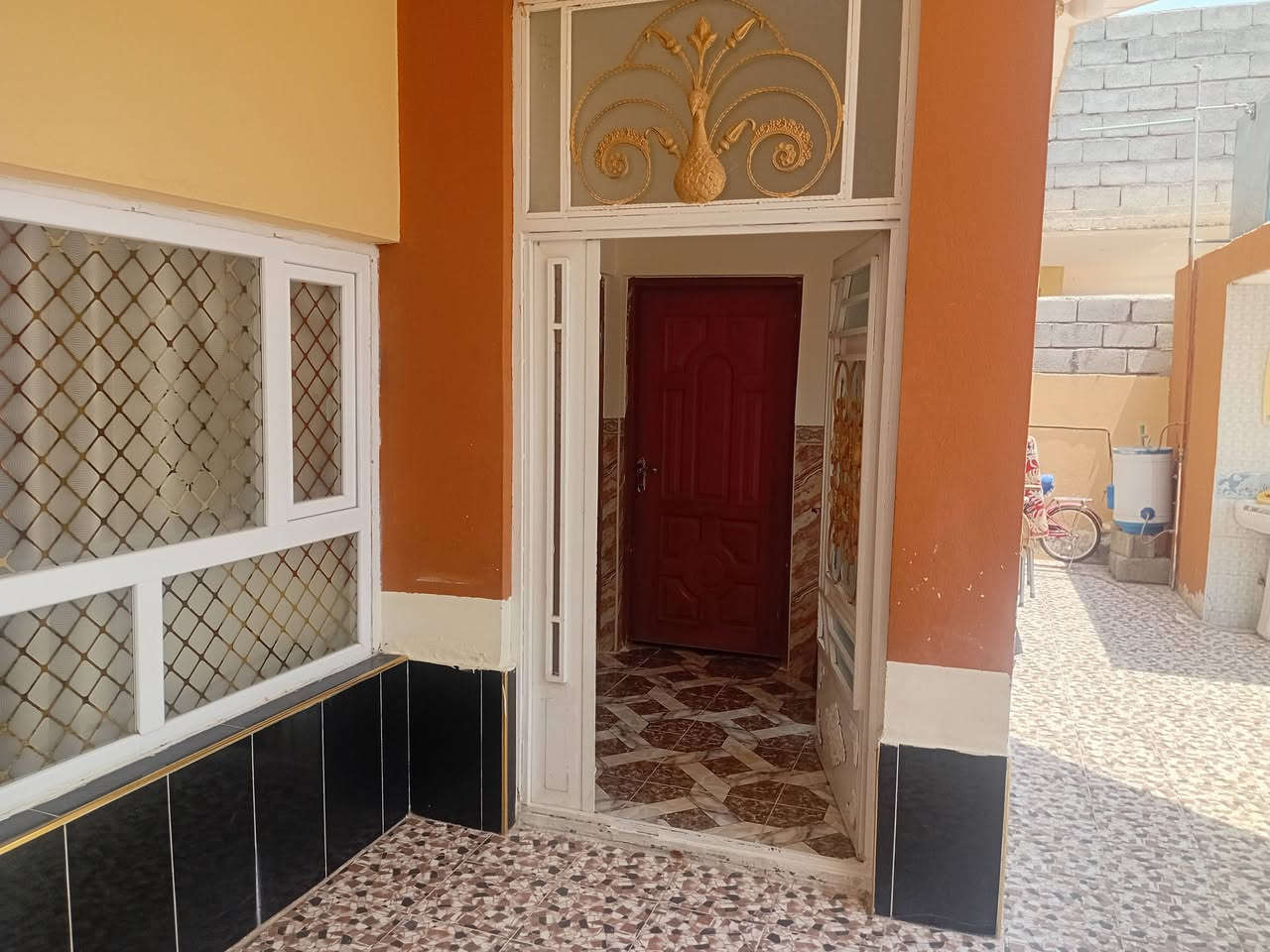 السلام عليكم بيت للبيع المساحه ٢٥٠ يتكون البيت من غرفت نوم ٥×٤+ هول ٤×٤+ استقبال ٦×٤+ مطابخ عدد ٢ + صاله كبيره + صحيات دخليه وخارجيه + حديث + كراج سياره العنوان ديالى بعقوبة قرب جسر خرنابات شتال طابو زراعي سند ٢٥ سعر ٦٥ وبي مجال قليل للستفسار تصال ***********
