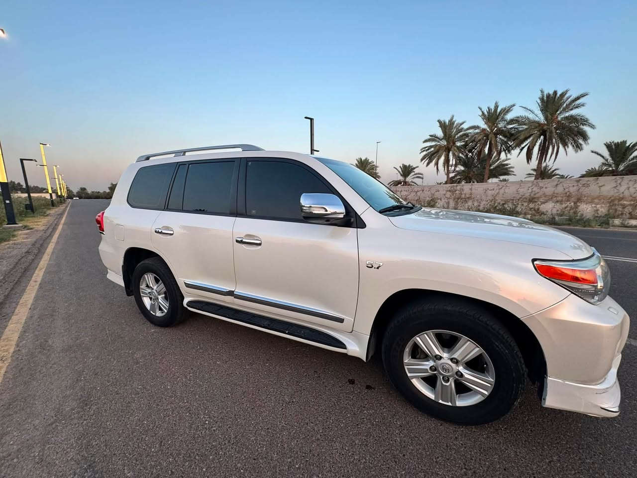 تويوتا لاندكروز VXR  2013
السيارة حلوة وما متعوبه بلخير ع ياخذها 
مضلله بيها باج تضليل من المرور 
المحرك:
8 سلندر 5.7
الممشى:
137 ألف كم
الحالة:
مكفولة كفالة عامة من الدعامية إلى الدعامية
بدون صبغ
بدون بارد
بدون رصعات
حتى الدعاميات بدون صبغ
 اللحية بدون صبغ
المواصفات (فول)
مواصفات لكزز معروفه
شاشة كبيرة لمس
حساسات
كاميرات
3 شاشات
فتحة سقف
مقاعد جلد
كار بلاي
شحن موبايل
8 إيرباق
تبريد مركزي
بصمة تشغيل
تشغيل عن بعد
ثلاجة
لايتات LED زينون
تحكمات ستيرن
فورويل
هوك
السيارة نظيفة جداً وتعتبر شبه زيرو
التايرات:
تخم تاير دنلوب الأصلي
المحرك والگير:
بشرط – غير مفتوح
السنوية:2030

 الاتصال:
***********
***********
