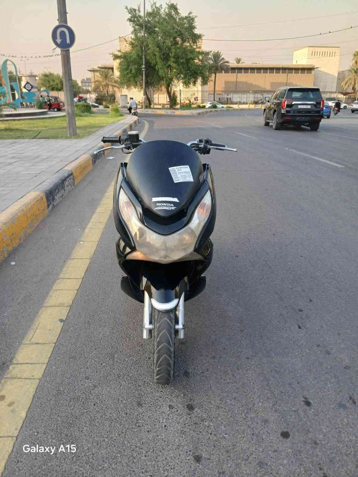 دراجه pcxجيل اول   دراجة  كلها ابلاديه شرط النضافه دراجة مال رمبه مال معرض المديل 2016 ماخذها رمبه اوراق المعرض موجوده يعني مو مال شارع السعر مليون و400الف 
حساس ازدحام كفاله عامه الدراجه على ايدي شوفت عينك ياباني الاصليJF جديده مكاني بغدادالكرخ اي استفسارالاتصال على رقم ***********

نص مكتوب في الصور:
- Galaxy A15