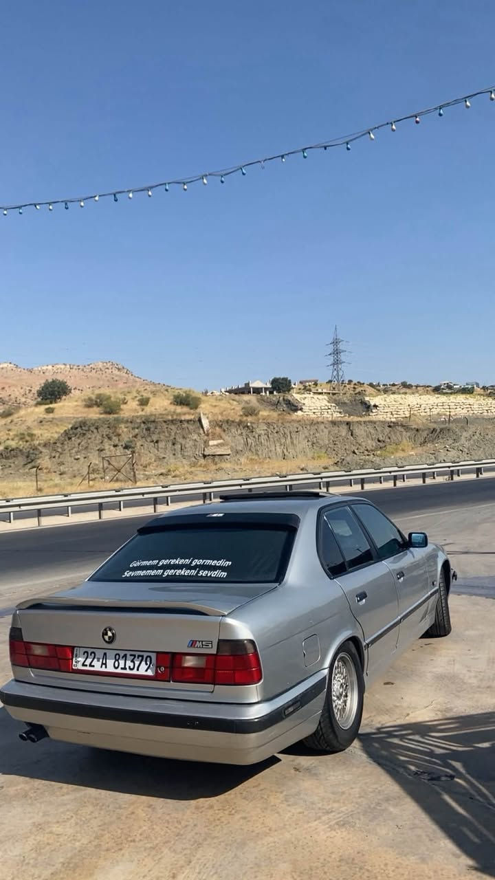 سلام عليكم 
BMW 525Ai 1992 اوتماتيك سلايت 📦
🩶 سلفر صفاحها موس 
 مكينة 25 كبس عدلة
  كير اوتماتيك 
اكسل خفيف ١٢٠ رونك جوه الـ 2 
سلايت 
جام كهرباء 

كير مكينة اكسل شرط لا صرف لا نفخ لا بخار لا خربطه لا طبة بالكير / ترايك للـ 200
دكمة S و الثلج يشتغلون ❄️

❄️❄️ تبريد منضومه جديده من الف للياء حتى الدكتات بدلتهن كلفني مليون بس شرط ثلاجة والفيديو جوه بالمنشور 

سنوية 2031 رقم اربيل بأسمي تحويل وكاله شرط
بطاقة بانزين 
هزه براد جديد 2027 

كشنات جلد اسود شخط مبيهن 📦

تخم تايرات نص شبح جديد لوك جواها 🛞

وياله خليه بلادي اصلي مختم 🛞

منضومة زنون عالي ناصي بلاجكتور سوارات اشاير سكنات تريشه كله ابيض لايتها نهار كلفني 250 الف 💡

سستم صوت دمام وسماعات وشاشه وامبلي فاير شرط تتونس ع صوتها كلفني 300 الف 🎶

سستم بوابات اكزوز ريمونت تنفتح وتنسد شرط تكعد المنطقة كلفني 200 الف 

باقي الترتيبات من جام بلورايز من تضليل من بردات وسوالف الداخل كوب هولدر ذني ماحسبهن بس اذكر اضافات السياره 

سياره عايزه بس سايق 
متواجد واتساب وماسنجر *********** فقط واتساب الرقم

السعر 80 بيع ومراوس مكان كركوك وبي مجال كلش بسيط حك الجيه 
السياره مابيها اي نقص 

قسط مابيع مقدماً
