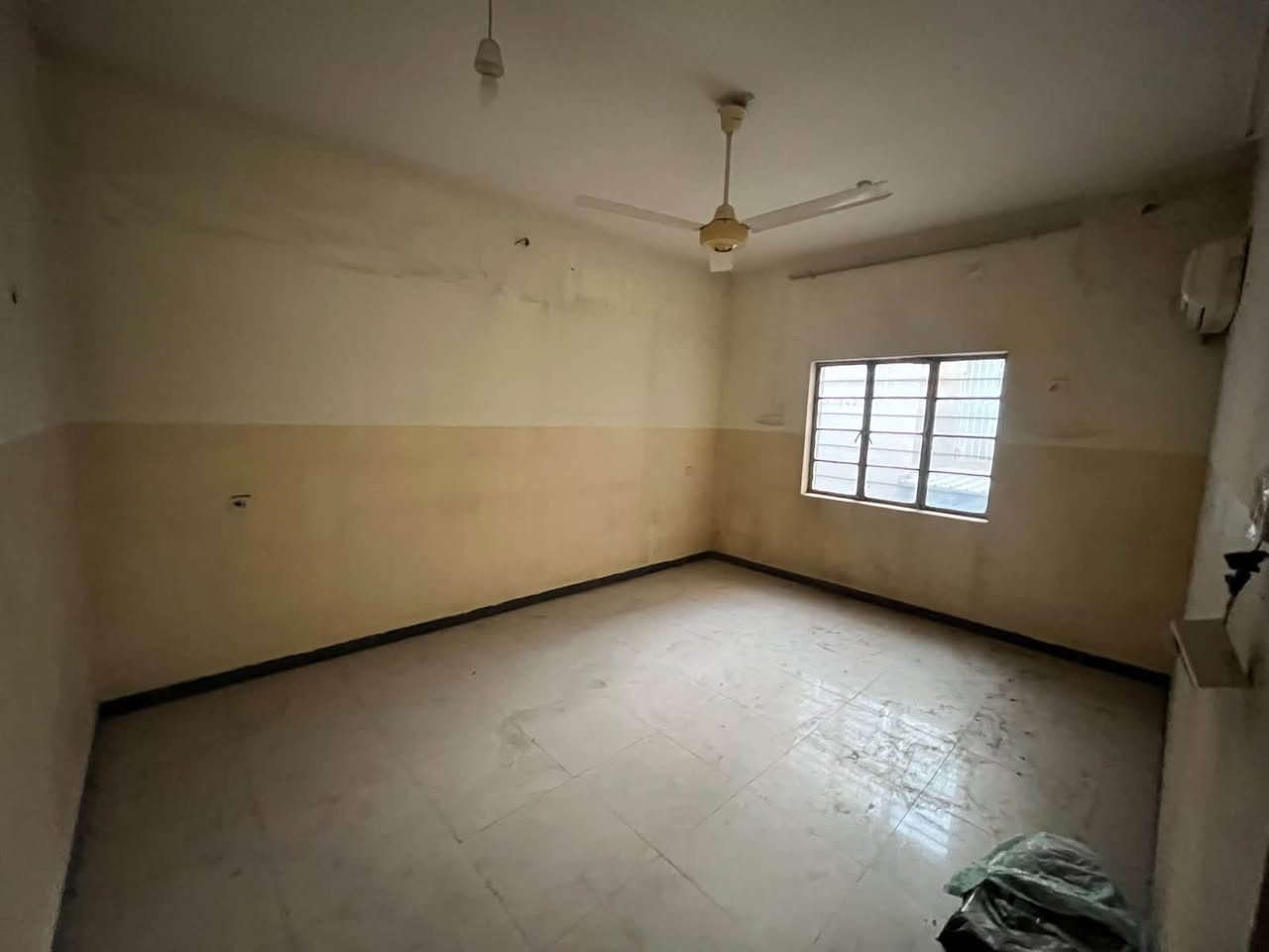 سلام عليكم  🏡 بيت لليجار يصلح مخزن فقط وليس العيش  مكانه شارع اكد يحتوي البيت على  
3 غرف
2 صحيات
استقبال 
مطبخ
 صالة مفتوحة على المطبخ 
غرفة استقبال 
منور خلف البيت  
مساحه البيت كبيره 
 اي احد يريد شقق او بيت بلكاظميه 
للتواصل على هذا رقم *********** وتساب وتصال رسالكم طول يله تطلع على ماسنجر
