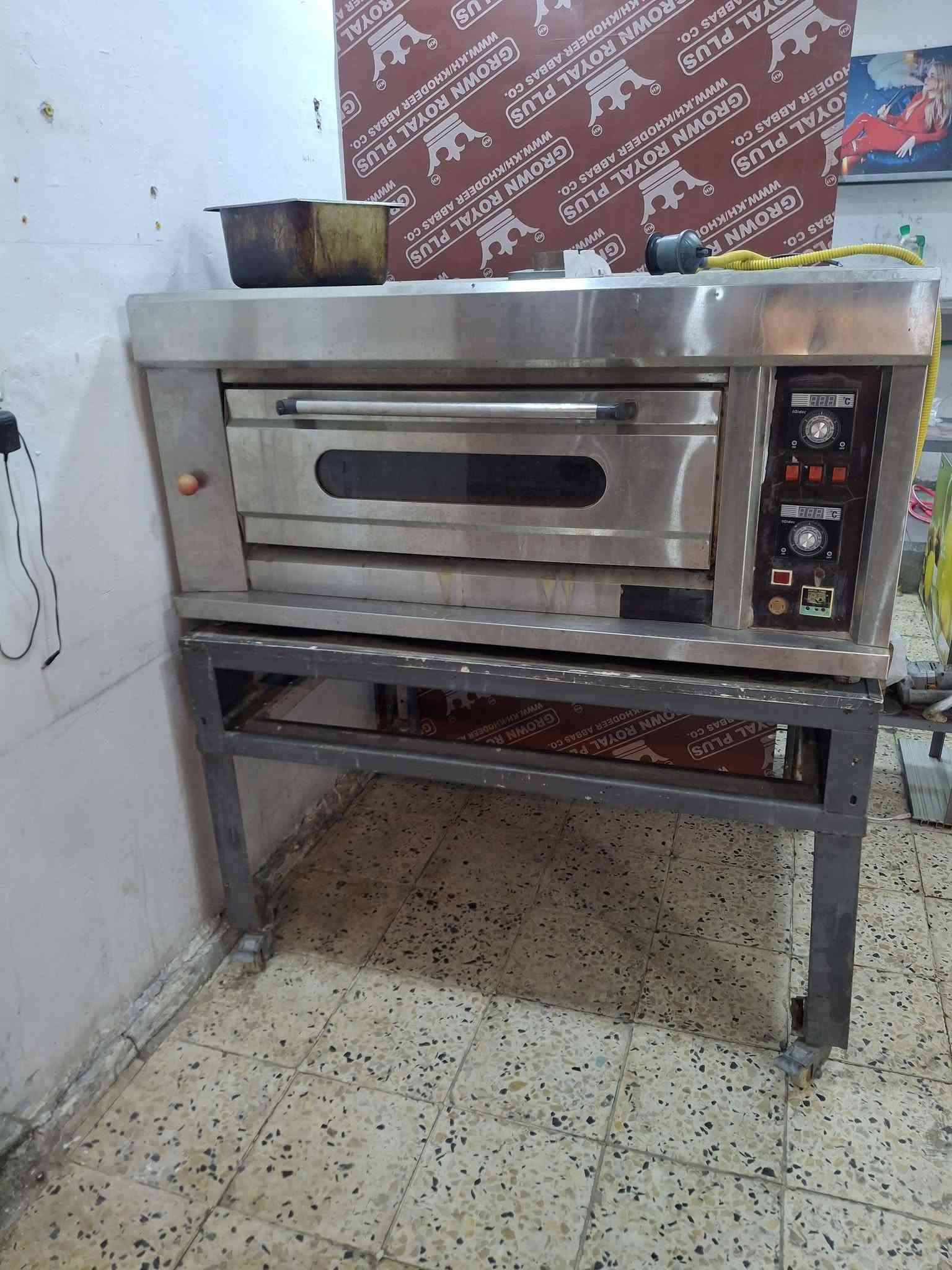 فرن وعجانه وبراد ببسي وجمده
وعارضه 
وطباخ فلافل 
وكريل بركر حوضين فنكر
ميز متر ونص 
للبيع
للتواصل 
***********
واتساب
