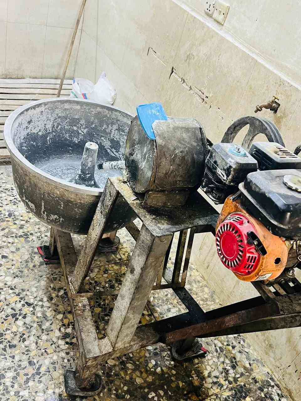 سلام عليكم فرن لبيع في منطقت الحسينية علا شارع الخدمات مقابيل قاعة سواعد فرن يحتوي علا فرن ٢ واحد حجري واحد كهربائي يشتغل الفرن 150 طولي وقابل لصعود وكهربائي يشتغل ربع جيس   خمارة وعربانة وصواني مال كهربائي سعر 5 ونص وبي مجال ستفسار  ***********
