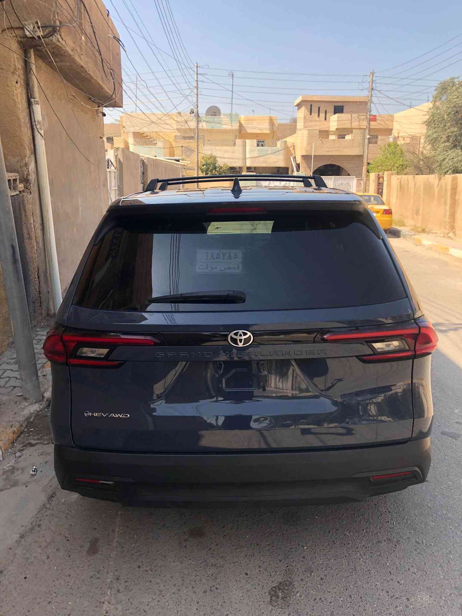 تويوتا جراند هايلاندر LE زيرو 2025 (Grand Highlander LE Hybrid)
سيارة عائلية فخمة وعملية جداً بحالة الزيرو تماماً (ماشي أقل من 1,000 ميل فقط)، مجهزة بالكامل ومحولة وجهية بلاتينيوم مميزة!

⚙️ المواصفات الأساسية لفئة LE:  

 الموديل: 2025  

 المحرك: 2.5L هايبرد (AWD) – اقتصادي جداً بالبنزين وقوي.  

 المسافة المقطوعة: أقل من 1,000 ميل فقط (زيرو).  

 المقاعد: 3 صفوف يتسع لـ 8 ركاب (مقاعد مخمل فاخرة مع تحكم كهربائي لمقعد السائق 8 اتجاهات).  

 الشاشات والتقنيات:  

 شاشة عرض لمسية مركزية كبيرة 12.3 إنش تدعم Apple CarPlay و Android Auto (وايرليس بدون واير).  

 شاشة معلومات دجتل للسائق (MID) بحجم 7 إنش.

 7 منافذ شحن USB-C موزعة على كل الصفوف.

 التكييف: أوتوماتيكي ثلاثي المناطق (Tri-Zone) مع تحكم منفصل للمقاعد الخلفية.  

 الباب الخلفي: الصندوق ينفتح ويغلق كهربائياً (Power Liftgate).  

 الويلات: ألمنيوم قياس 18 إنش.  

 أنظمة الأمان (Toyota Safety Sense 3.0): رادار أمامي، تحديد وتتبع المسار، مثبت سرعة متكيف، نظام مراقبة النقطة الكوراء (BSM)، وتنبيه المرور الخلفي (RCTA).  

✨ التعديلات والإضافات:  

 الوجهية: تحويل الدعامية الأمامية بالكامل مع اللحية والنيكلات إلى فئة البلاتينيوم (Platinum) لمظهر أفخم وأقوى.  

 الكشافات: شد كشافات ضباب أماميّة جديدة (فوق لايتس / Fog Lights).  

🛠️ تفاصيل الحادث والتصليح (بكل أمانة وشفافية):

 البنيد: تبديل بنيد تجاري، مصبوغ صباغ درجة أولى ومسوي له بولش كامل.  

 الدعامية: صبغ درجة أولى ومحولة لبلاتينيوم.  

 التلميع: بولش وتعديل للأماكن اللي كان بيها جلغات بسيطة ورجعت نظيفة.  

⚠️ ملاحظات بسيطة جداً:

 طخة كلش خفيفة بالباب.

 جلغة بسيطة بالكاملوغ تطلع وتختفي بالبولش (مو فد شي مؤذي نهائياً).

📋 شرط الفحص:

المحرك، الجير، الهايبرد، الأيرباجات، الشاسي، والكهربائيات بشرط الفحص الكامل في أي مكان تعجبك.

📍 المكان: [المحمودية / بغداد]

💰 السعر المطلوب: [ ورقة 330]

📞 للتواصل والاستفسار: [***********]
