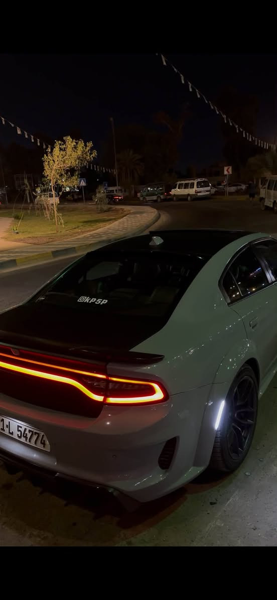 السلام عليكم 
جارجر سكات وايد بدي 2022 لون سموك 
ماشيه 18 الف فقط 
فول مواصفات ما عدا الرادار الامامي 
داخل احمر كشنات كهرباء+تدفئه تبريد امامي خلفي نقاط عمياء سياره مكفوله من كلشي ما عدا الحادث مكينه كير اكسل كهربائياتها عليها بوابات وتفريغ ولف حماوه اويل كاج كان سياره ناصبه وحلوه للمراوس او بيع 338 وبيها مجال شي بسيط او الافضل مراوس بشي اقل بهواي مكاني بغداد الدوره رقمي *********** الي يشوفها هواي يذكرنه بكلمه حلوه❤️
