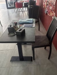 ٢کورسی و مێزێک بۆ فرۆشتن ٩٠هەزار و معامەلە