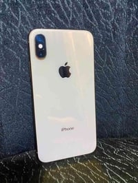 ايفون Xs  الون المميز ذهبي ذاكره 256 بطاريه 73بلاديه جهاز نموذج M جهاز...