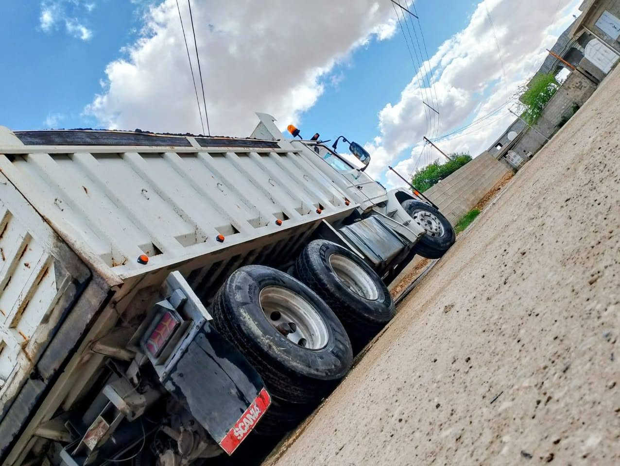 السلام عليكم سكانيا للبيع محرك ستندر لا صرف ولا بخار شاصي مكفول كهربائيات شغالة بدي حيل نظيف سيارة من جوة شغل سعر 155وبيها مجال شوي رقم صاحب سيارة ***********
