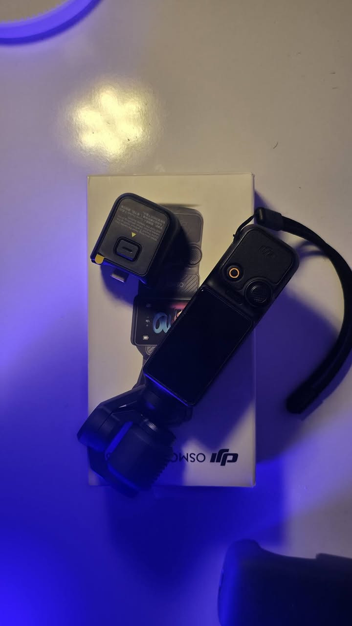 السعر 750
الرقم ***********

. كاميرا DJI Osmo Pocket 3
​الوصف: كاميرا جيب احترافية مزودة بمانع اهتزاز ميكانيكي ثلاثي المحاور (Gimbal) وشاشة لمسية دوارة.
​المميزات: تصوير فيديو عالي الدقة، تتبع ذكي لضيوف/عناصر الفيديو، وأداء ممتاز في ظروف الإضاءة المنخفضة.
​الملحقات الأساسية معها:
​غطاء وحافظة سيليكون (BRDRC): جراب لحماية جسم الكاميرا والشاشة والعدسة من الخدوش والصدمات.
​حقيبة تخزين صلبة صغيرة (aex): حافظة مدمجة مقاومة للصدمات لحفظ الكاميرا وملحقاتها أثناء التنقل.
​مقبض/وصلة تمديد: قطعة ملحقة تثبت في أسفل الكاميرا لتسهيل الحمل أو التوصيل.
​2. المايكروفونات وأجهزة الصوت
​مايك لاسلكي DJI Mic Mini 2:
​مايكروفون صغير جداً وخفيف الوزن، يوفر صوتًا نقياً عالي الجودة مع سهولة في التوصيل بالكاميرا أو الهاتف.
​مايكروفون احترافي Fifine AM8:
​مايك ديناميكي ممتاز لتسجيل البودكاست والتعليق الصوتي (Voiceover). يدعم توصيل USB و XLR مع خاصية العزل الاحترافي للضوضاء.
​3. مجموعة فلاتر العدسات (K&F Concept)
​تتضمن 3 فلاتر مغناطيسية مخصصة للكاميرا لتحسين جودة الفيديو:
​فلتر ND2-32 (Variable ND): للتحكم بمستوى الإضاءة وللتقليل من السطوع في التصوير الخارجي.
​فلتر CPL: لتقليل الانعكاسات على الأسطح الزجاجية/المائية وزيادة تشبع الألوان.
​فلتر Black Diffusion 1/4: لإعطاء لمسة سينمائية ناعمة وتقليل حدة الإضاءة الحادة.
​4. الذاكرة والشاحن المحمول
​كرت ذاكرة SanDisk Extreme microSDXC (سعة 128GB):
​السرعة: قراءة حتى 190MB/s وكتابة حتى 90MB/s.
​الاستخدام: مخصصة لتصوير الفيديو بدقة 4K UHD بكفاءة وسرعة عالية.
​شاحن محمول / بنك طاقة (Power Bank 5000mAh):
​السعة: 5000 مللي أمبير.
​المميزات: حجم مدمج وخفيف للغاية، مثالي لتزويد الكاميرا أو الهاتف بالطاقة أثناء التصوير الخارجي.
