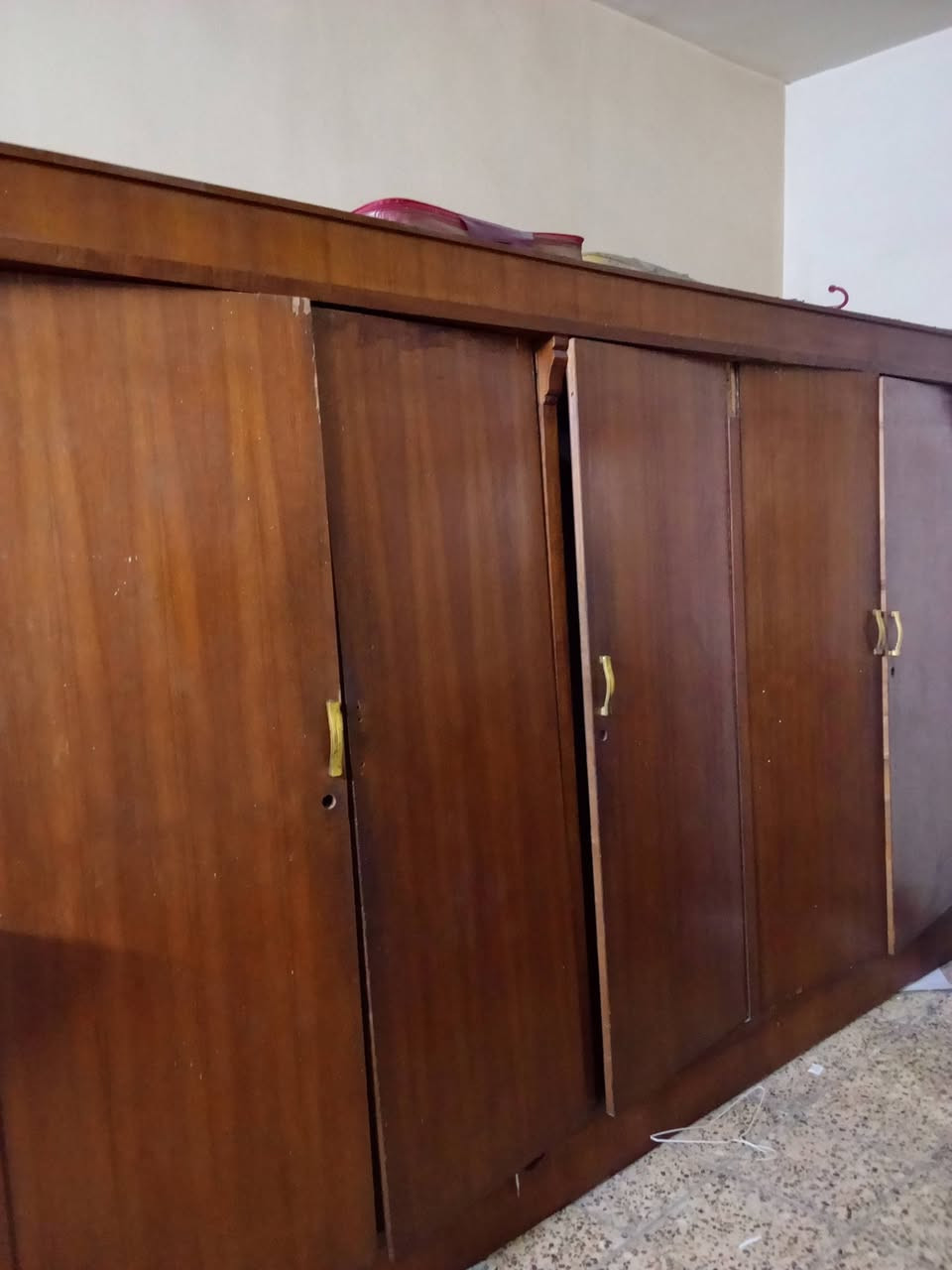 للبيع غرفة اخشاب كاملة مع تخم بالاضافة الى كنتور و ميز و معرض اثاث  المكان بغداد الغزالية *********** مستعجل عله البيع لان عندي بناء
