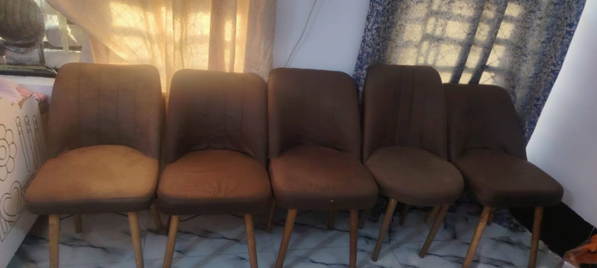 طباخ نظيف وكله شغال ب70 وكراسي كلهن ب40بيهن ضرر مكان زراعي راشدية
