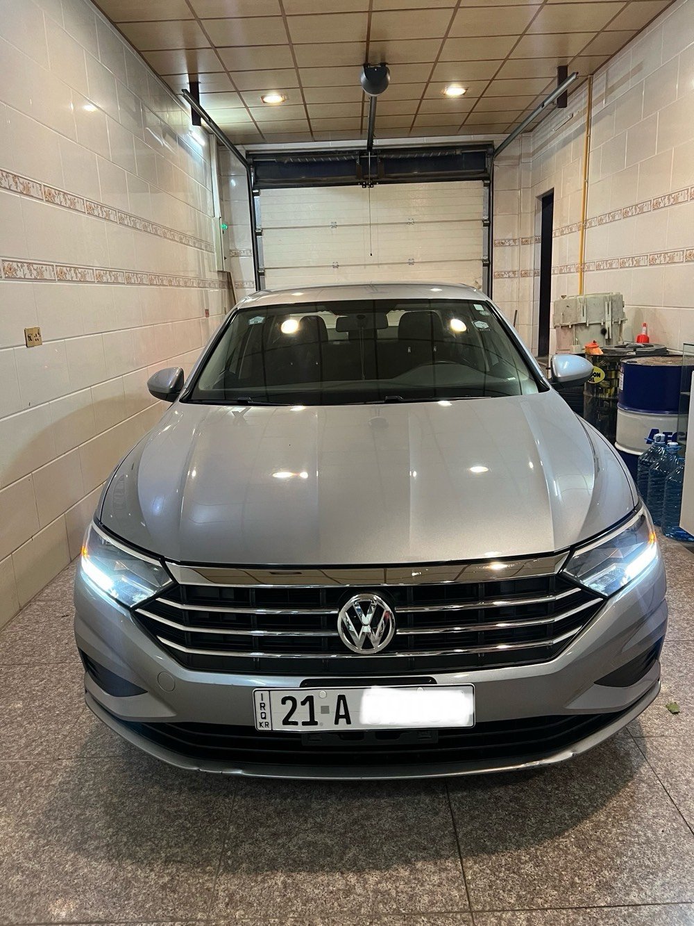 Jetta S 2021 , یەک دەرگای بۆیاخە ٤٨ هەزار میل ڕۆشتووە ، سەیارەیەکی بێ عەیب و کەم مەسرەفە ، لە سلێمانیم داوای ١٤٦ و معامەلەی لێ ئەکەم ، هەموو گیانی بە شەرت پێش و پاش کەپس بێ ئەیرباگ و ناو ، ١ دەرگای بۆیاخە ،تکایە ئەگەر مشتەری نیت و سعر تاقی ئەکەیتەوە بێزارمان مەکە، ڕەقەم شاصی و سۆنەری دانراوە ،لەگەڵ ڕێزم بۆ پەیوەندی  ***********  كوردى.       *********** العربية
