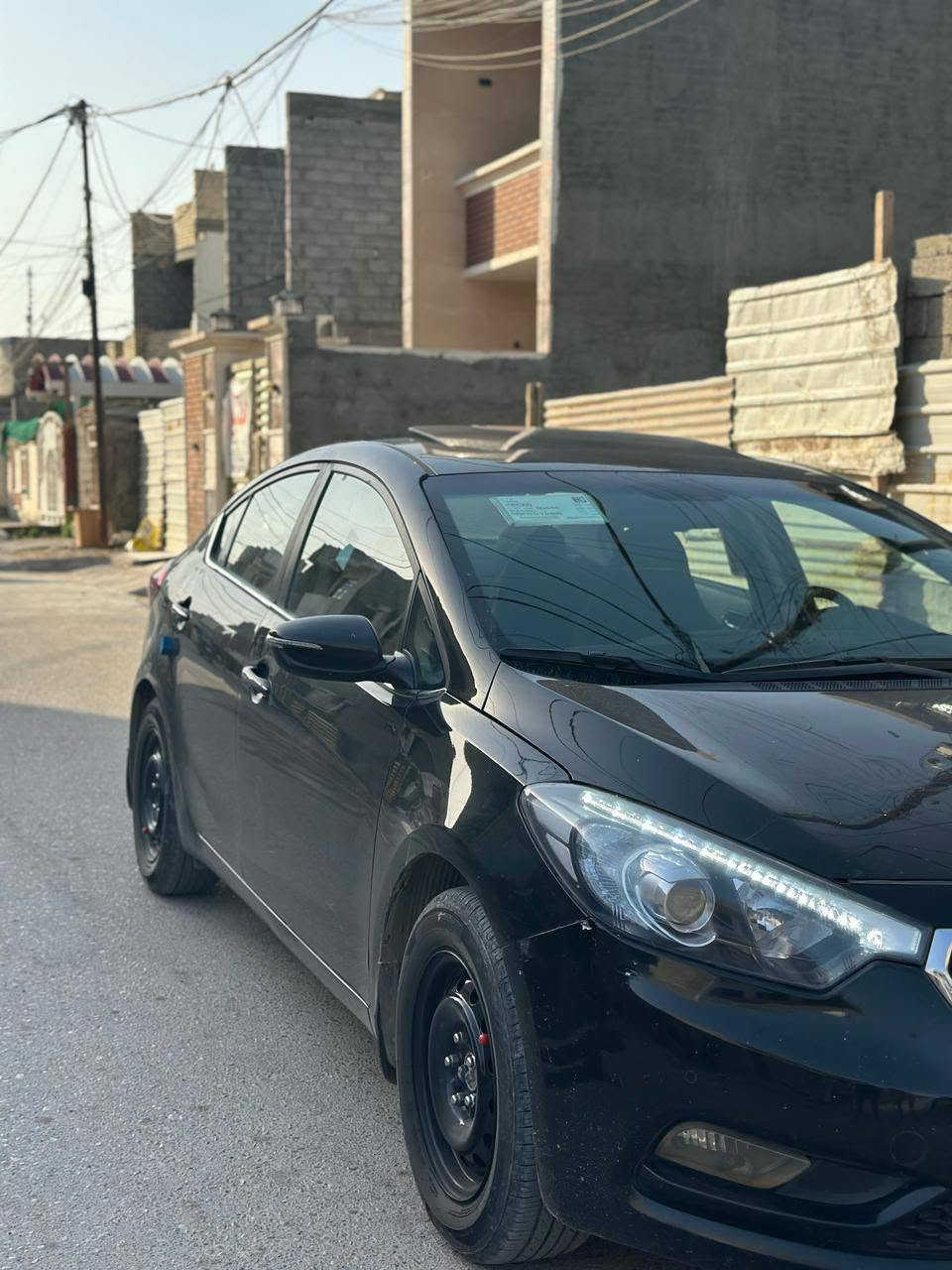 كيا سيراتو موديل 13 فول بصمه للأخير 
بارد فقط باب صدر على كد شبر ودوسات 
فقط كير مكينه كفاله صدر 80٪ مدوشمه كامله كهربائيات كلها شغاله 
مواصفات معروفه فول تحكم ستيرن 
شفتات سرعه 
تبريد بيانو قطعتين 
حساس امامي خلفي 
انارة ترحيب اربع وياله دسك
وباقي المواصفات أهل الخبره يعرفوهن مال الفول سعر المطلوب 105 مكان سياره بغداد البياع هاتف ***********واتساب
