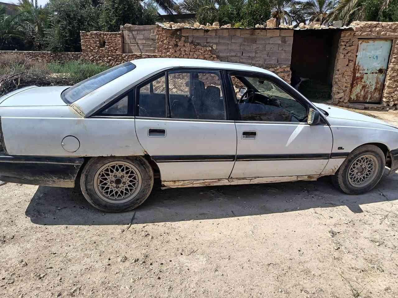 السلام عليكم سياره أوميكا للبيع موديل 89 رقم أبيض سنوية ساقطة وكالة تحويل مباشر السعر 15 ورقة وبيها مجال 
المكان:قرية البوحيات. 
للتواصل :***********
