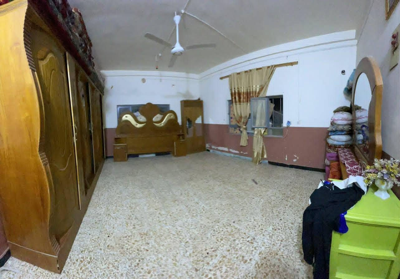 بيت للبيع طابقين مساحته 👈 300م.   رابع بيت ع شارع الرئيسي مال المنطقه
( 3 غرف __ هوول __ استقبال __ مطبخ __ صحيات داخلي خارجي __ طارمه جبيره __ مناور داير البيت ) 

#الخدمات 👇

1 كيبل ضوئي انترنت ✅ 
2 عرض الشارع 7م ✅ 
3 مي بدون ماطور ✅ 
4 مساحته 👈 300م ✅
5 بي قرار تطويب ✅ 
6 الارضية كاشي ✅
7 السقف صب كونكريت ✅

السعر 👈 ( 34 وبي مجال ) 

#للاستفسار.   👈.     ***********
