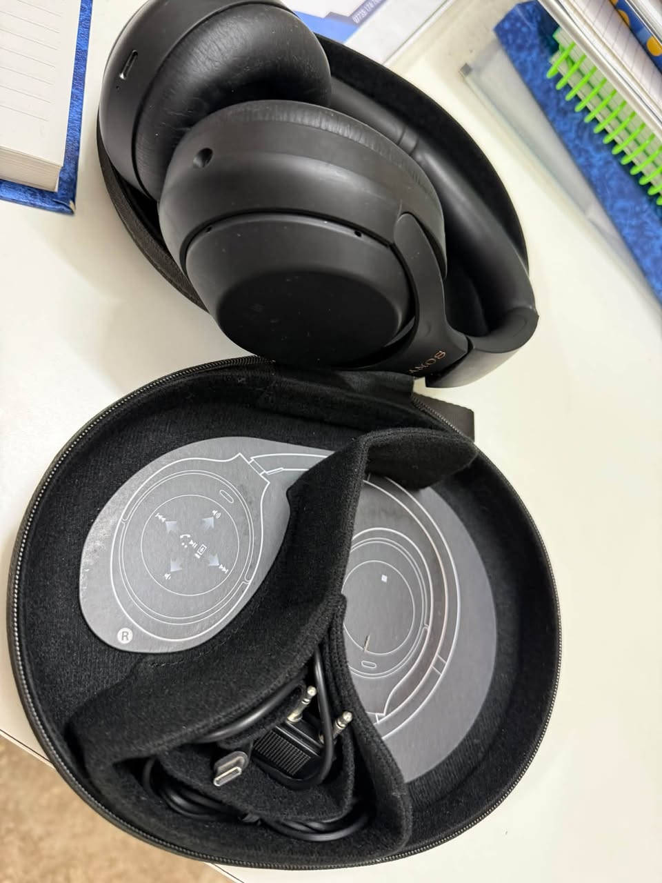 للبيع سماعة سوني sony wh-1000xm4
السماعة نظيفة ومستخدمها شي بسيط و موجودة ملحقاتها كاملة 
سعر البيع 150 الف 

التواصل على الواتساب ***********
