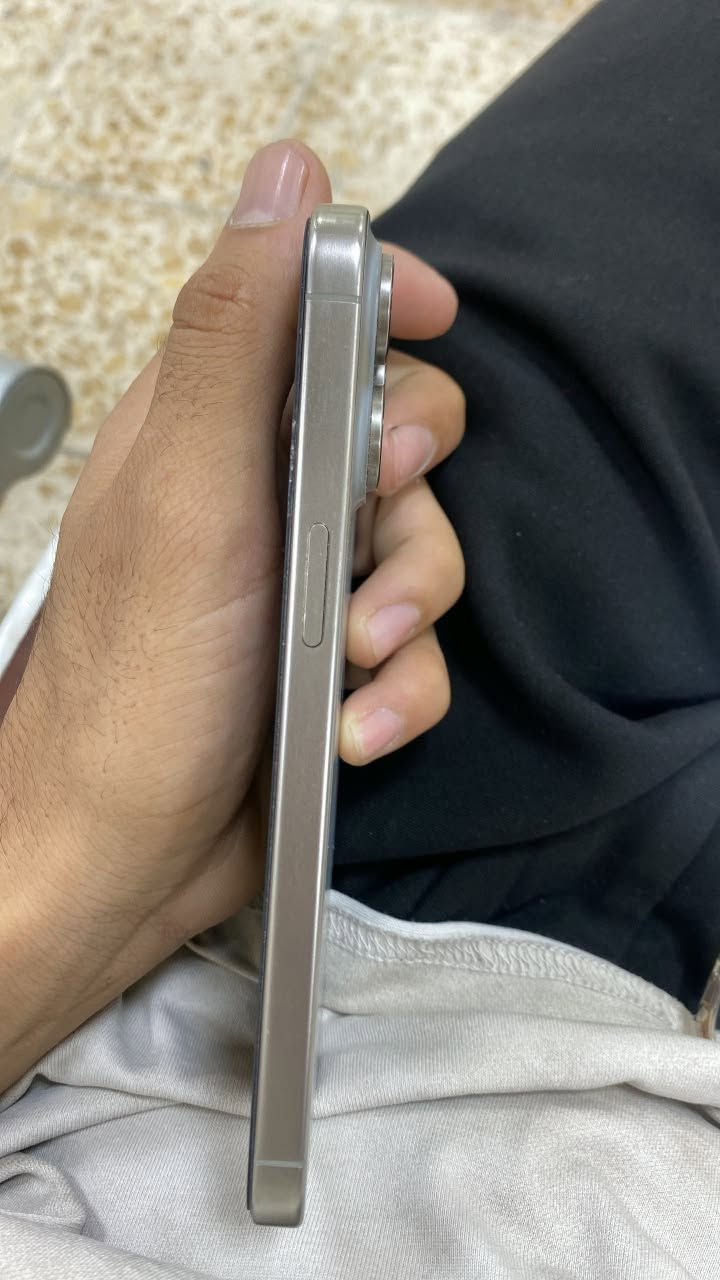 ايفون ١٥ برو ماكس جهاز مكفول كفاله نضافه ١٠٠ 💯 كلشي موضح كدامك والشخط بالبدايه الصوره هاي الزكه مماثره ولا واحد بالميه جهاز استخدام شخصي اليعجبه يتصل واتساب فقط ***********
