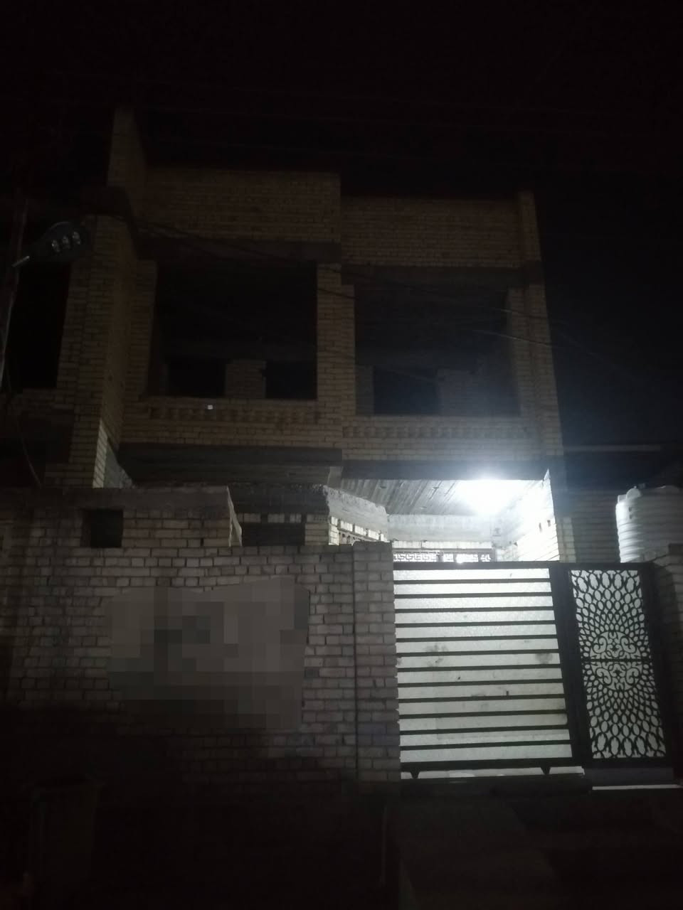 دار للبيع
الموقع: ابو غريب_ البيطره_ قرب جامع الحسين بن علي _وقرب سوق ابو غريب الشعبي 
المساحه : ١٤٠ م 
النزال: ٢٠ م
الواجهه: ٧ م
يحتوي الطابق الاول
غرفه نوم  _ مطبخ_ استقبال _ حولي _ حمام 
ويحتوي الطابق الثاني 
غرفتين نوم
⭕ ملاحظه : الطابق الثاني هيكل مع الواجهه غير مكتمله 
⭕ للاستفسار: الاتصال على الرقم التالي (***********)
