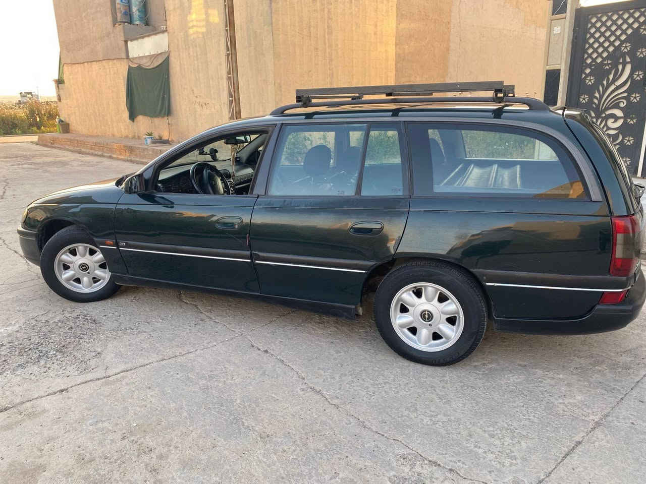 اوبل اوميكا موديل ٩٥ما بيها ضرر بس السقف مالتها مبخوخ مقحل كلشي بيها شغال جامات كهربائي  تايرات جديد بعدها وضع شركه شرط التحويل باسمي هزه جديده وسنويتها جديدها مكاني موصل ايسر رقمها اخو المميز والسعر محركها بي اثر صرف خاص  رقم موبايل ***********
سعر 40قفل
