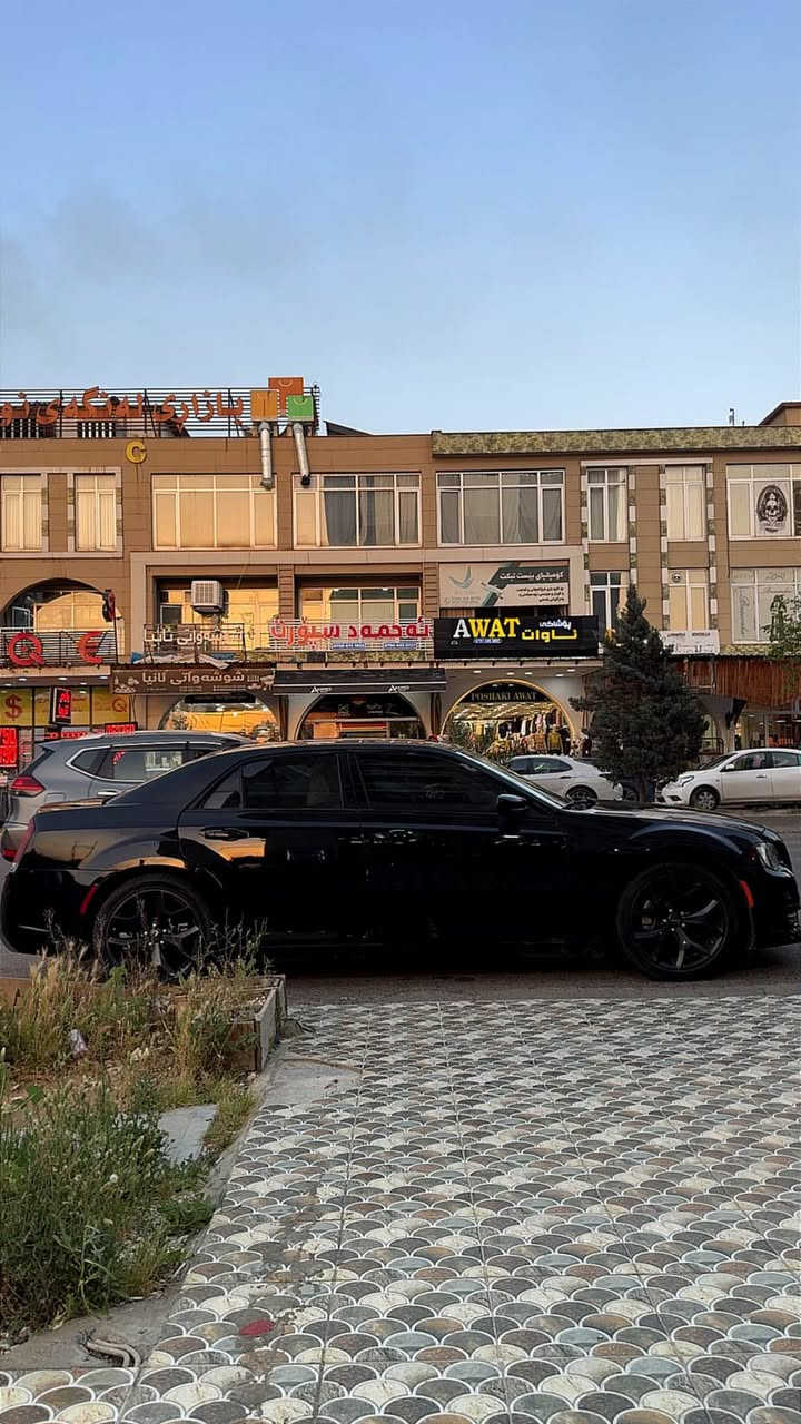 ئؤباما ٢٠٢٣ سةيارةكة ٤پارچةو نيو بؤياغ بة حيزام دةيفروشم سةيارةكة نمونةية لة جواني ١٣m رؤيشتية بة شةرتي گير مةكينة كارةباي رةقةم (***********)whatsap أربيل, العراق
