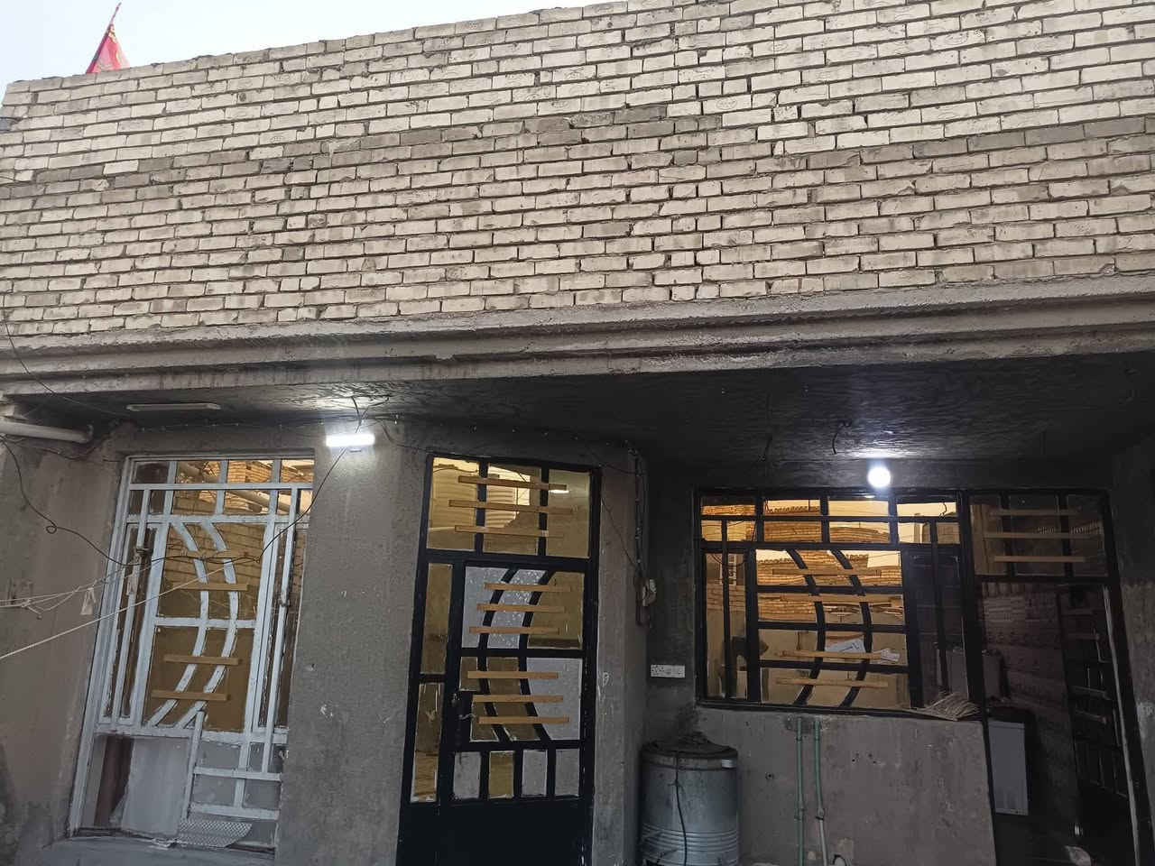 السلام عليكم ..
للبيع بيت 150,متر مسلح طابوق مستعجل وبيه مجال للي يريد يشتري ...
 الدوانم حي الجوادين ..شارع ابو حسين المضمد ..

استقبال 
مطبخ 
صالة 
غرف نوم عدد 2
منور عدد 2
صحيات 
كراج البيت موضح بالصور 

الاتصال ***********
موجود على الواتساب

