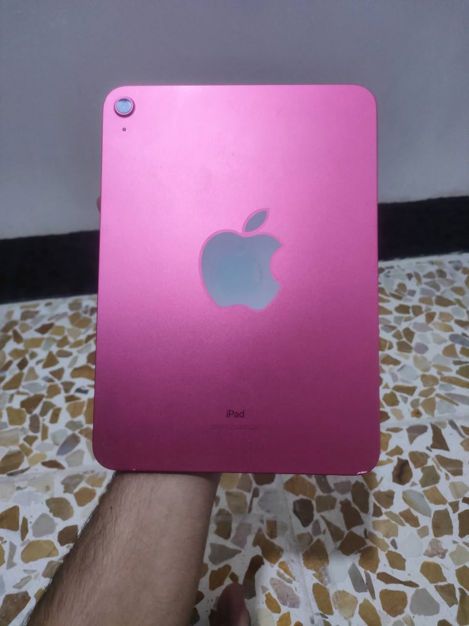 للبيع: iPad 10 (بحالة الشركة - نظيف جداً) 📱✨
​جهاز آيباد الجيل العاشر مستخدم بشكـل بسيط جداً ومحافظ عليه تماماً.
​تفاصيل الجهاز والملحقات:
​حالة الجهاز: نظيف جداً بحالة الشركة.
​الاستخدام: اقتصر على الدراسة واستخدام بسيط جداً.
حالة ​البطارية: 94% (تكفي يوم كامل أو أكثر، وحسب الاستخدام قد تطول ليومين).
الذاكرة: 64GB
​الملحقات الأساسية: الكرتون مع الشاحن الأصلي.
​الملحقات الإضافية (مجاناً مع الجهاز):
​قلم نوعية ممتازة يدعم ميزة راحة اليد (Palms Rejection) مع رؤوس (نبلات) إضافية وكرتونه الأصلي.
​حافظة  دفترية ممتازة لحماية الجهاز.
​شاشة حماية (لزقة) مركبة على الجهاز.
​السعر: 370 ألف دينار (وبيه مجال بسيط لليشتري).
المكان: الموصل.
للتواصل والتفاصيل: ***********
