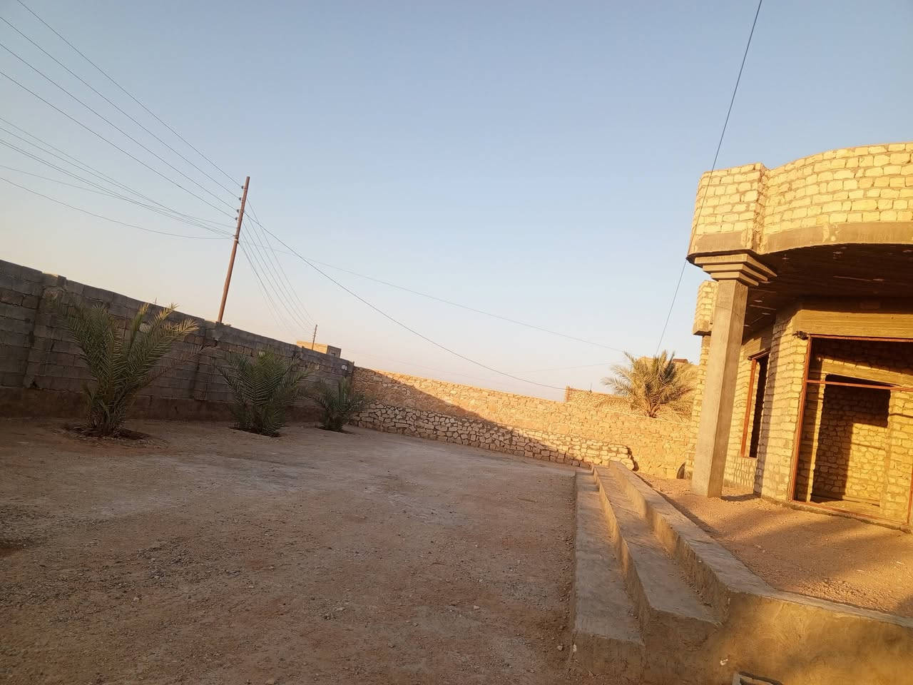 سلام عليكم اخوان بيت للبيع طابقين المكان الرمادي ناحيه الوفاء 
مساحه الكليه 500m
عرض 30m
طول 35m
مساحه البيت 250m
متكون من (ثلاث غرف _وصاله ـ ومطابخ حار و بارد ــ ديوان ـ هول ـ حمامات ثنين داخليه وخارجيه) كامل من كلشي للسعر خاص او اتصل على الرقم 
للستفسار اتصل على ارقم 
(***********)او (***********)اتصل
