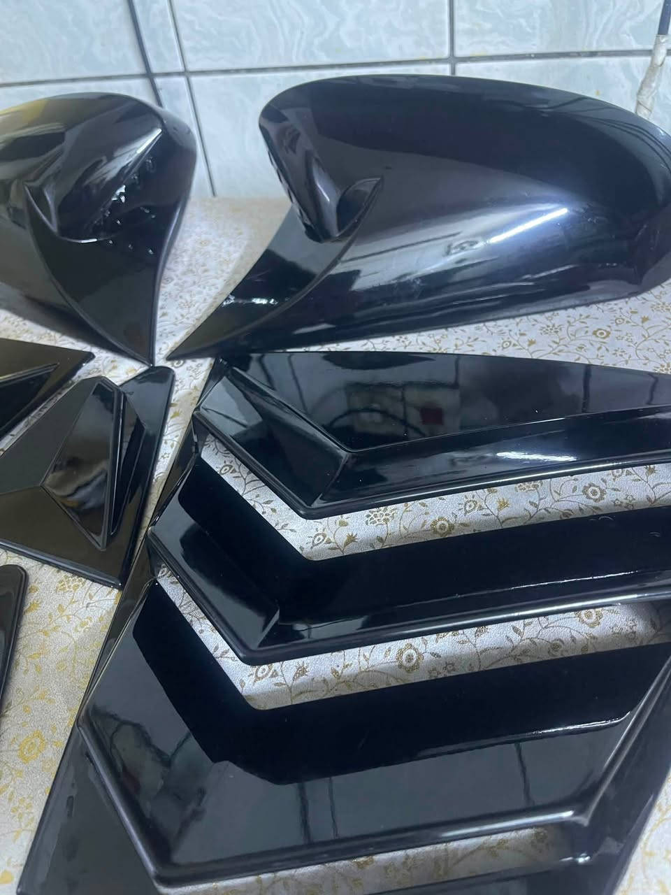 السلام عليكم للبيع كفرات مريه وسكوبات جانبية ترهم كورلا من موديل ٢٠٢٢ الى ٢٠٢٥   جديدات فقط يحتاج الهن لزكة تو فيس *********** سعرهن ١٥ الف
