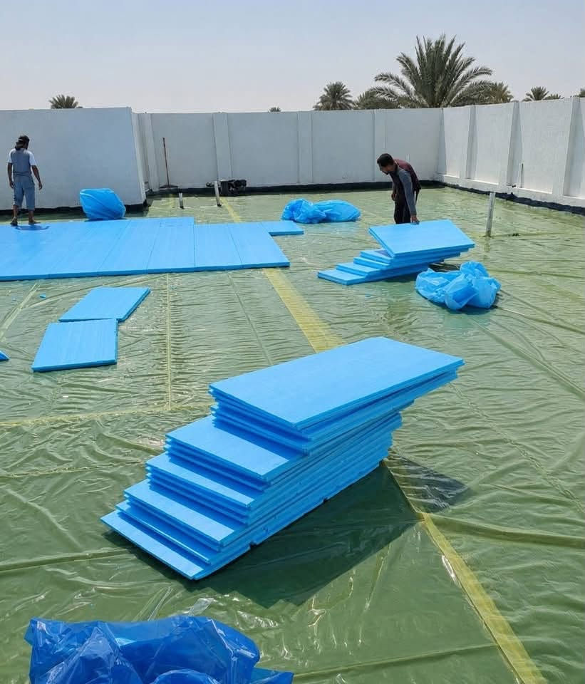 السلام عليكم
عمل كافة الاسطح كرسته وعمل🇮🇶

تحت اشراف هندسي متطور👷‍♂️👷‍♂️

مراحل العمل 

تنضيف السطح 

افلانكوت زفت

لايلون زاعي

فلين او فوم حسب 

زميج و اشتايكر من معملنه

خبن داير و مد وكوي الماستك

***********

نص مكتوب في الصور:
- تنفيذ كافة السطوح الاشتايكر تحت اشراف . هندسي. ***********