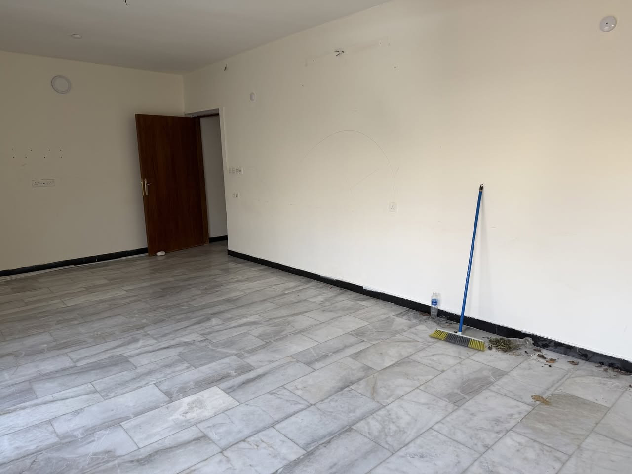 🏡 منزل للإيجار – بغداد / حي الجهاد
📍 الموقع: بغداد – حي الجهاد، خلف جامع النور.
مواصفات المنزل:
✅ المساحة: 100 متر مربع.
✅ غرفتا نوم.
✅ حمامان داخليان.
✅ حمام خارجي.
✅ صالة ومطبخ.
✅ كراج صغير مع ممر 
 💰 بدل الإيجار: 850,000 دينار عراقي شهريًا.
المنزل مناسب للعائلات، وفي منطقة هادئة وقريبة من الخدمات
 للاستفسار أو تحديد موعد للمعاينة، يرجى التواصل على الرقم: ***********
