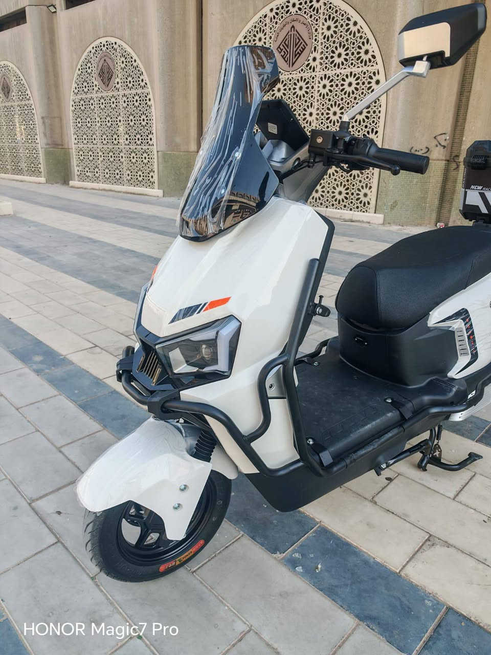 السلام عليكم دراجه شحن صاعقه 2026 دراجه جديده استعمال شهر 6بطارية مسطره 38 امبير ملف 2000 سرعه 80  للبيع العنوان بغداد ساحه الوثبه سعره  950.     ***********.
