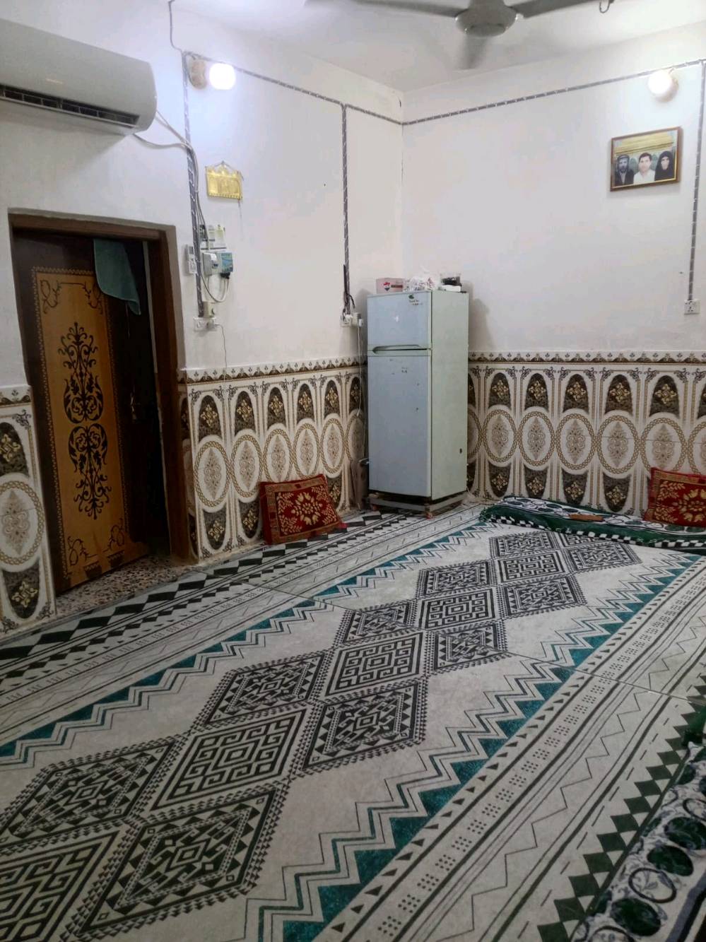 بيت للبيع .النجف .حي الوفاء مساحته ١٠٠م دولان و طابقين بي تلاث غرف وصاله ومطبخ وصحيات قريب على مركز شرطة الوفاء والمركز الصحي للاستفسار اكثر اتصل على رقم ***********