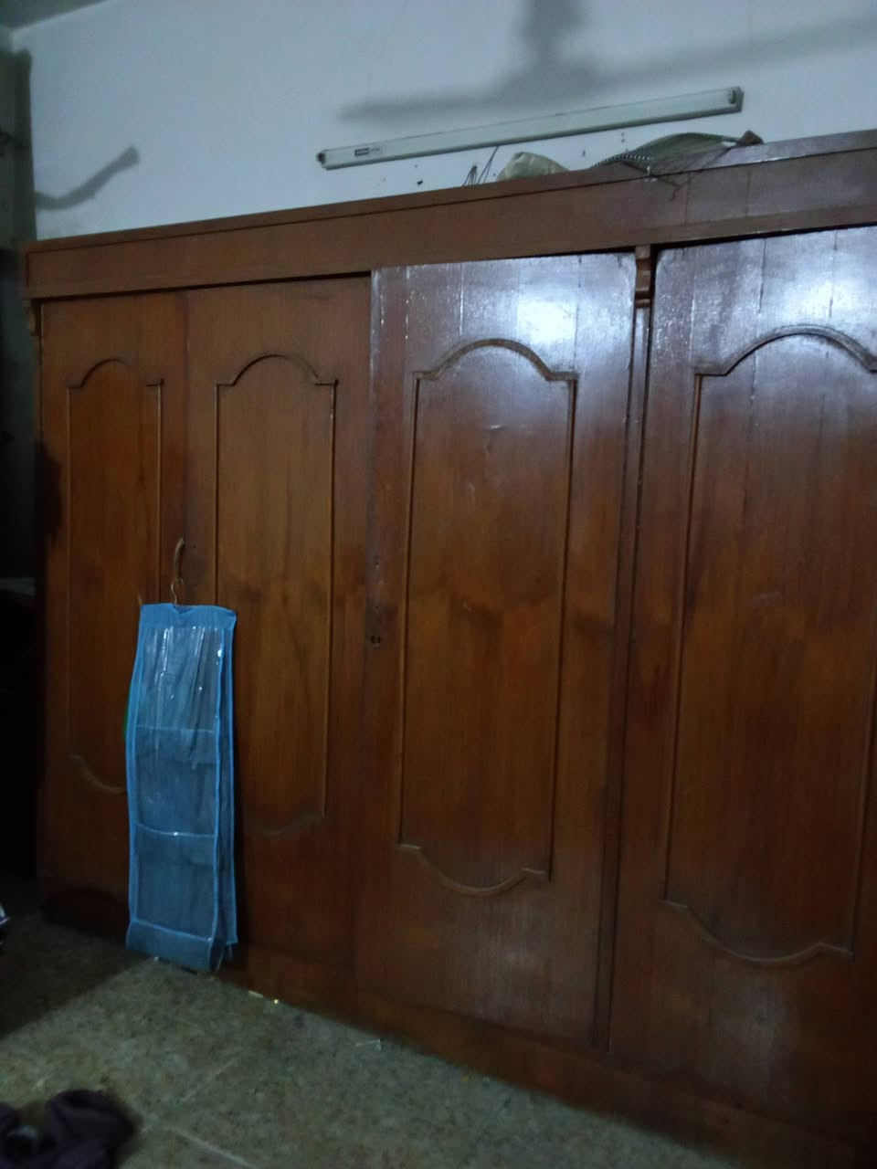 للبيع غرفة اخشاب كاملة مع تخم بالاضافة الى كنتور و ميز و معرض اثاث  المكان بغداد الغزالية *********** مستعجل عله البيع لان عندي بناء
