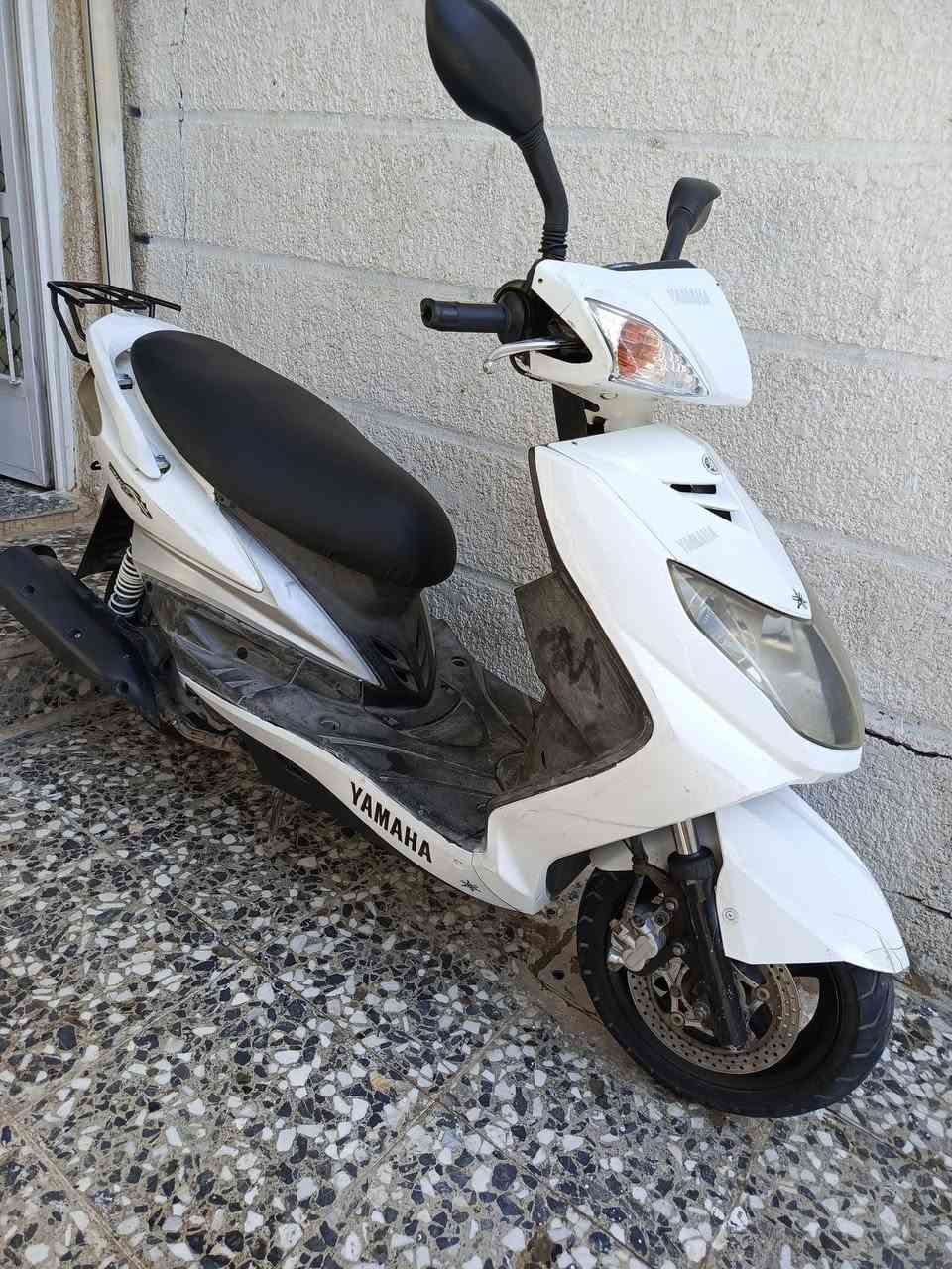 دراجة سكنس فحل نوزل خطين سكليتر نكرة سلف أوراقها كاملة  محرك مكفول ما مفتوح الصورة كدامكم مال محرك ناعم لا نضوح ولا تبخير شلعة ومعدل تخبل كفراتها بلادية كهربائيات كلها كاملة زوج تايرات جدد سعرها 750 مكاني الشعلة ***********
