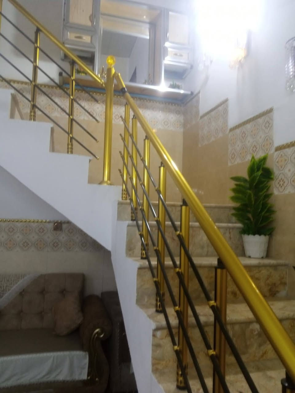 السلام عليكم من رخصة الاادمن 
عندي بيت  طابو زراعي سند 25 في بغداد العبيدي  شارع التربيه  بداية حي السفير قرب سوق العبيدي البيت مساحه / 125 /  متكون من غرفه  نوم واستقبال وصاله ومطبخ ومنور وطرمه وحمام خارج وحمام داخل 
وهذا الرقم الي يحب يتصل 
***********
