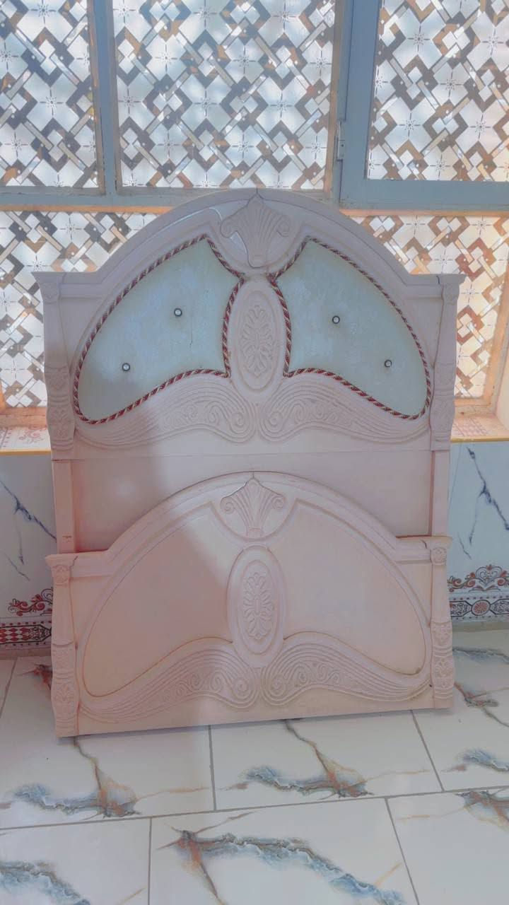 سلام عليكم غرفه تركيه وجربايه ام نفر وميز تواليت .للبيع
250 مع المجال ***********
0782599456
