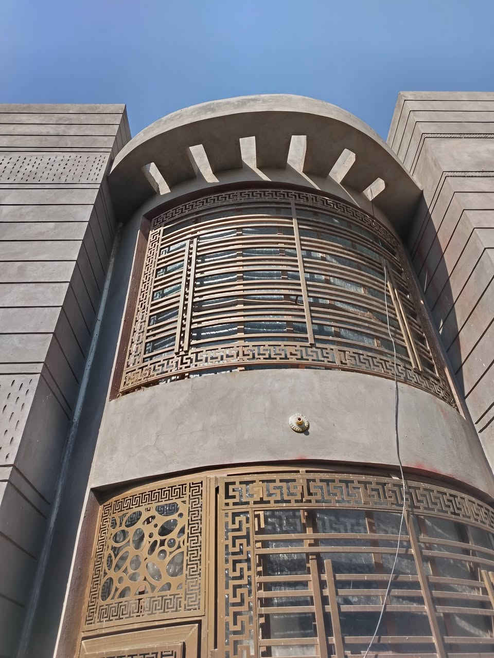 دار اللبيع  حي الجمعيه  قرب مدرسة نبع المعرفه الاهليه  المساحه  250 متر البناء درجه اولى... حديث  كامل الخدمات تبليط ماء، مجاري كهرباء  ... البيت طابقين متكون  من 5 غرف نوم  صاله عدد 2  استقبال  مطبخ بارد  ومطبخ حار  مجمع صحيات  طابق اول وثاني  مع مجمع صحيات كراج  مع حديقه  السعر خاص رقم هاتف الاستفسار  ***********
