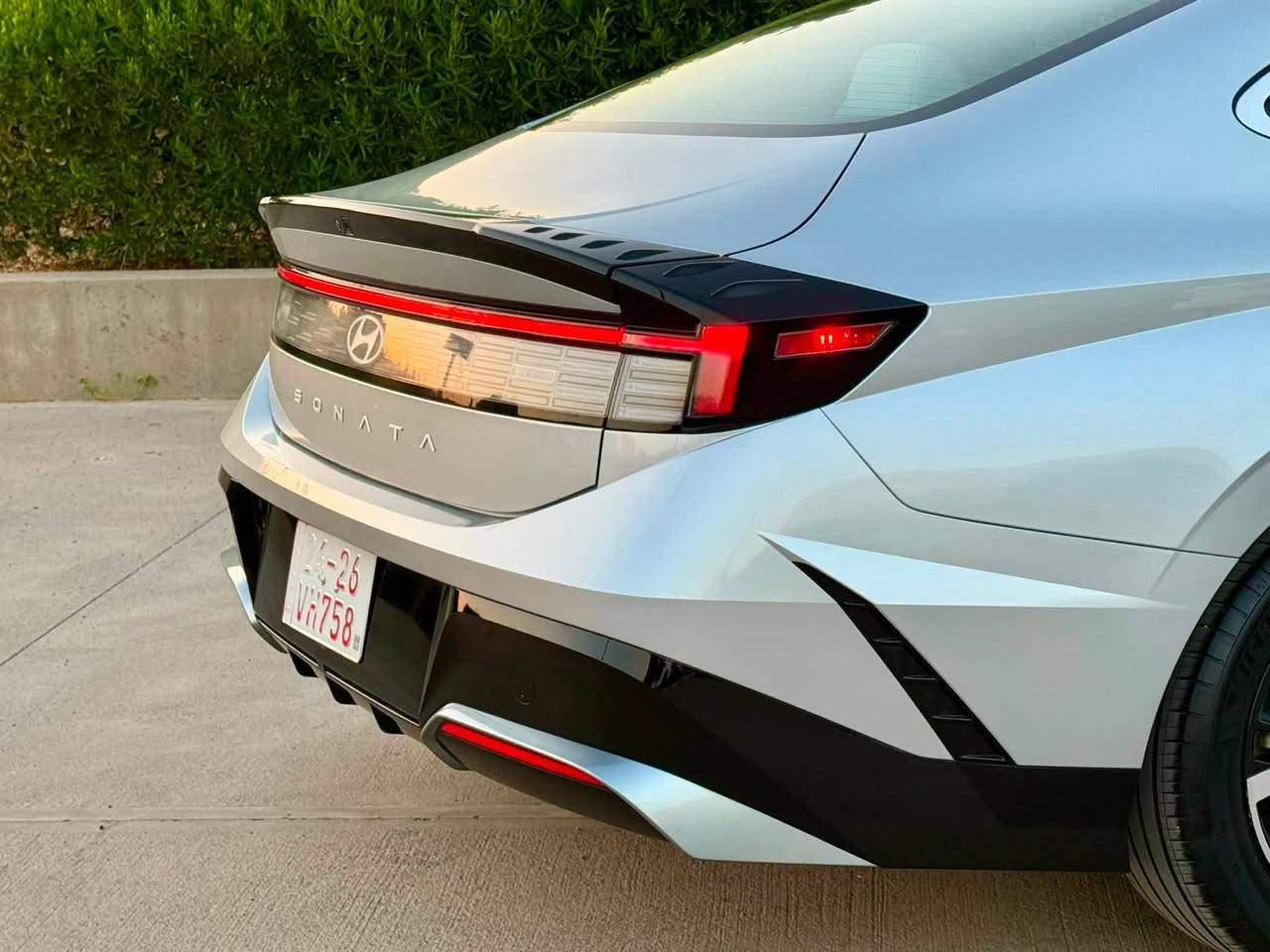 هيونداي سوناتا SEL 2024
سلفر/ 30 الف ميل 
حجم المحرك :2500 cc (المرغوب بدون تيربو)
✔️ بصمة  أبواب + تشغيل بصمة
✔️ شاشة كبيرة CarPlay 
✔️ كاميرات + حساسات + رادارات
✔️ أوضاع قيادة (ECO / NORMAL / SPORT)
✔️ كرسي كهربائي 
     والعديد من الإضافات الأخرى 

🔧 الضرر:  بدون صبغ (ربع جاملغ جه السايق تعديلpdr ورصعه في تكمه السايق اثر التحميل موضحه بالصور)
(جميع قطع السياره أصليه)
 الايرباك : بدون ايرباك جميع الايرباكات أصليه

رقم الشاصي : KMHL64JA4RA410801

💰 السعر: 17500 $ (قابل للتفاوض بعد المعاينة)

الرقم: بدون رقم – يترقم في أربيل دهوك سليمانيه(كلفة الرقم 1100 $ على المشتري)

📍الموقع : أربيل
📞 *********** (اتصال / واتساب / فايبر)
