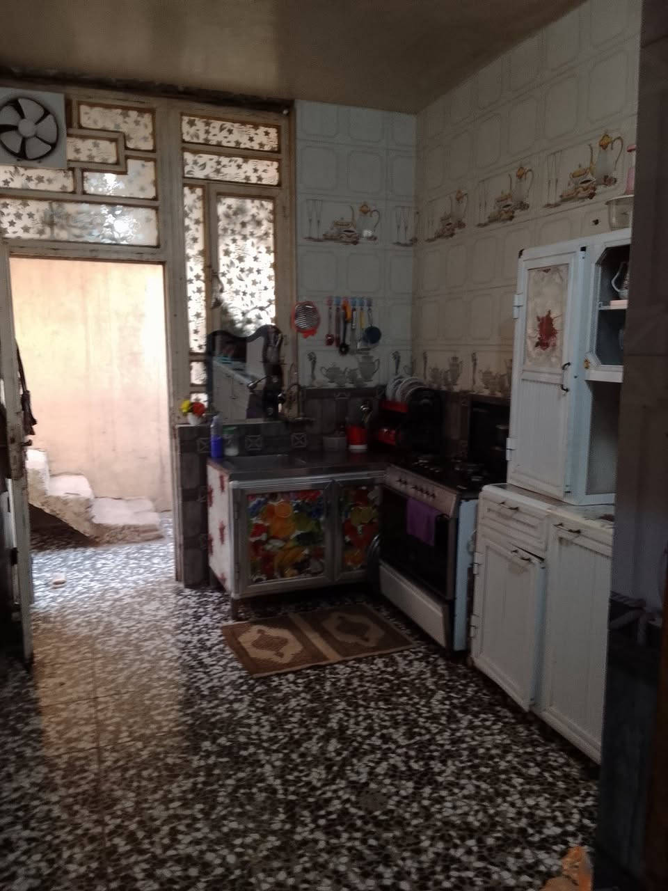 سلام عليكم 
 دار للبيع طابو صرف ركن على شارعين تبليط موقع جميل جداً المساحه 130م موقع الدار حي عداي قرب. محلات گضيبان يحتوي على صاله+استقبال+ مطبخ+غرفه نوم+حمام داخلي+تركك2متر+مخزن طابق ثاني
 جينكو+حديقه السعر خاص 
رقم الهاتف  
***********
