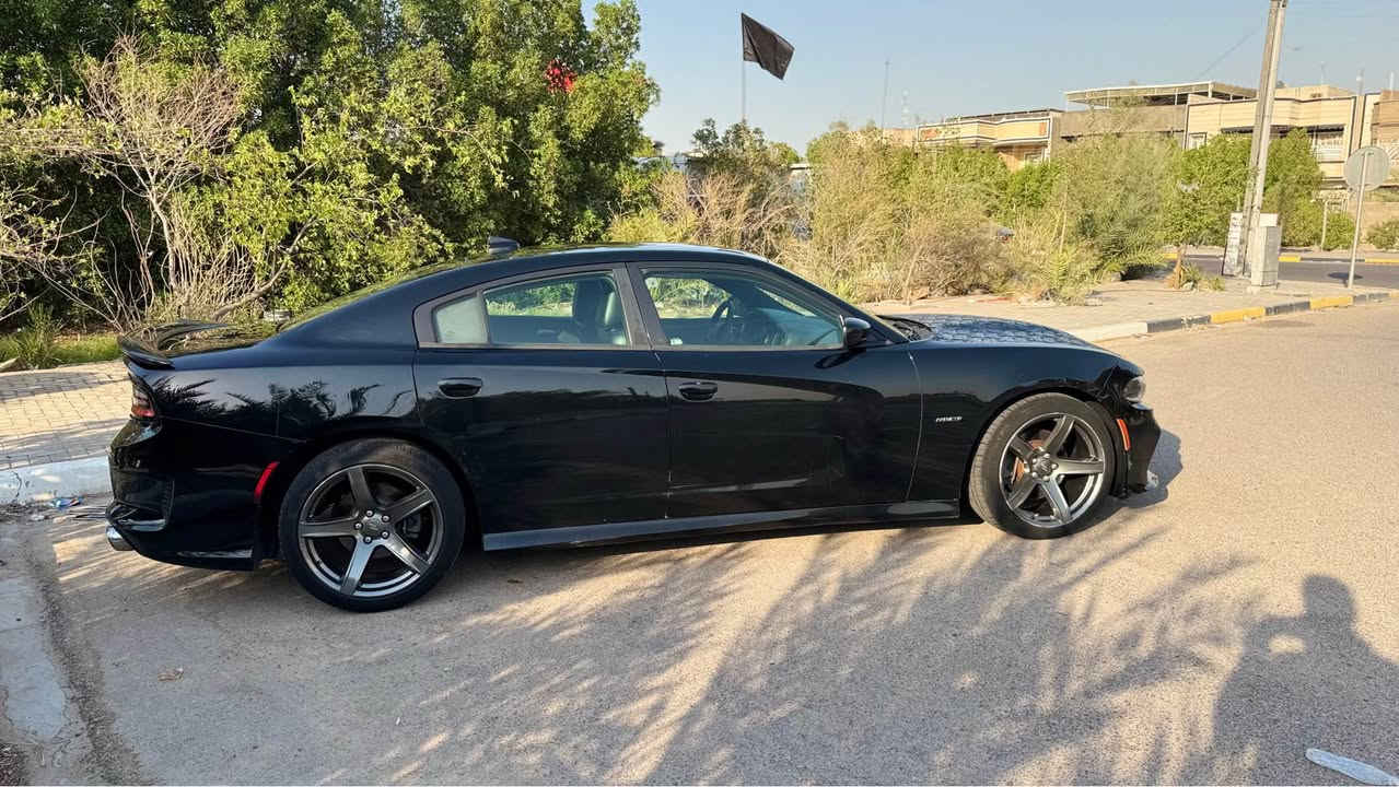 دودج جارجر 2016RT 
فول مواصفات عدا الفتحه 
محرك هيمي 5700 
كفاله عامه من الضربه ومن من الصبغ بيها كلير ربع الباب عكس السايق وبيها بارد قليل 
كشنات جلد تدفئه امامي خلفي  تبريد امامي  مع تحكم كهربائي خزن ميموري 
كشن امامي يتحرك مع تشغيل السبارة 
مري قلاب  عند الرجوع 
حساسات خلفيه 
هيتر ستيرن
شاشه كبيرة 
ماشيه 125
السعر ١٧٥ وبيها مجال
*********** البصرة, العراق
