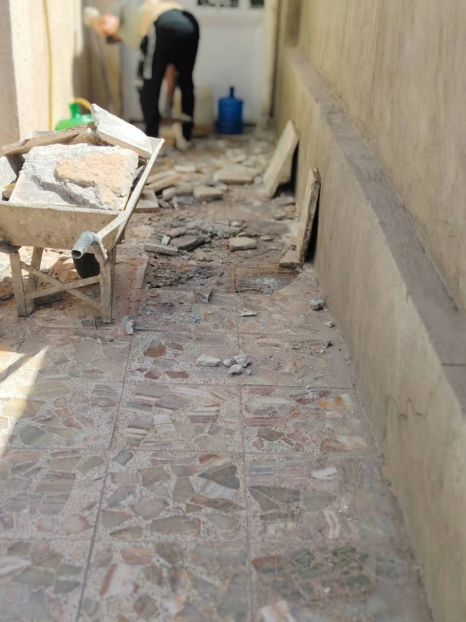 يا الله كادر عمال نشتغل كلشي تفليش ارضيات تدخيل سبيس حدل ارضيه حفر وتفليش ارضيه تصعيد مواد بناء تنضيف بيوت صب. تشربت  سطوح. اتصل ودلل *********** بيه وات ساب

