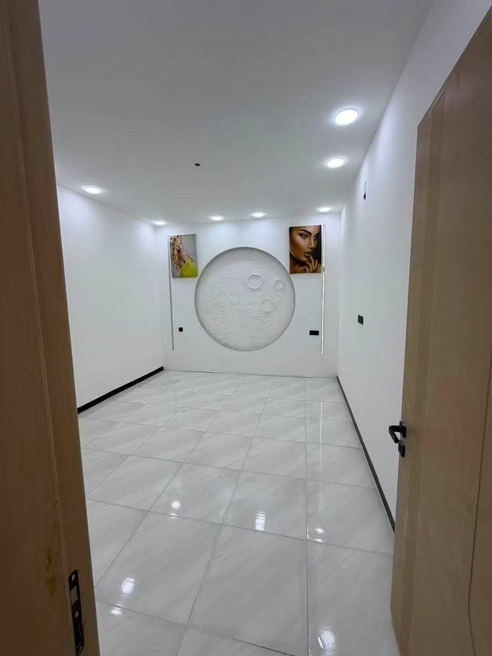 🏡 دار سكن للبيع – حي الجامعة (مجمع حيدر حجي هندي)

تعرض عقاري متميز لدار سكن حديث البناء ضمن موقع مخدوم وهادئ.

​تفاصيل العقار:

​المساحة: 200 متر مربع (🧿).

​طبيعة البناء: أساسات وسقف كونكريت مسلّح بالكامل.

​سنة البناء: 2025 (حديث جداً).

​العائدية والسند: زراعي - سند 25 (تحويل مباشر باسم المشتري).

​التصميم الداخلي والخارجي:

​غرف نوم عدد (2)

​صالة واسعة

​استقبال ضيوف

​مطبخ

​مجموعات صحية (داخلية وخارجية)

​طارمة خارجية + مناور للتهوية والإضاءة

​الموقع:

حي الجامعة – داخل مجمع حيدر حجي هندي.

​📞 للتواصل والاستفسار:

​واتساب / اتصال: ***********

