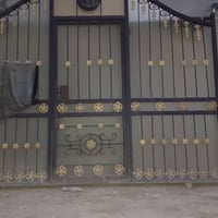 باب • عرض ٣م وربع • ارتفاع ٢م وربع