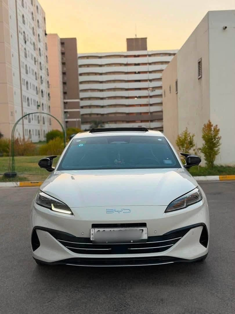 Byd seal 06 dmi اللون ابيض موديل 2025
هايبرد قابل للشحن
اجمالي الكيلومترات (شحنه كاملة + 65 لتر بنزين ) ٢١٠٠ كيلومتر
- اوتو بارك و valet mode (تطبك وانت خارج السيارة)
- رادار امامي مانع تصادم
- رادار خلفي وحساسات زاوية ميتة
- تنبيه عند فتح الباب ووجود سيارات قادمة
- تنبيه عند الرجوع وقدوم اشخاص او سيارات من احد الجهات
- اذا كسرت بدون ما تشغل اشارة على سيارة جاية اسرع منك وكانت سرعتك فوك ال ٥٠ كيلومتر السيارة تتدخل وتلوف ستيرن وترجعك لمسارك قبل لا يضربك
- اذا اجت باتجاهك سيارة سريعة تشغللهه دبل اشارة أوتو للتنبيه
- نظام سكيورتي من تطفيها تصور اي واحد يتقرب منهه
- كاميرا تصوير اثناء القيادة مع عرض  تفاصيل القيادة من سرعة وضغط على دواسة البانزين او البريك أو ليس حزام الامان
- تشوف اي شي جوة السيارة

باختصار هاي النسخة بيهه احدث انظمة السيفتي والسكيورتي المتقدمة من شركة byd
السياره بانوراما
بطارية ٨٠ كيلومتر بالشحنه
كل التنبيهات صوتية باللغة الانكليزية بعد التحديث الاخير
وبعد بيها هواية مواصفات
ماشية 33000 قابل للزيادة
المكان بغداد/الكرخ/سيديه أو العامريه
للاستفسار عن السعر الاتصال أو واتساب
***********
