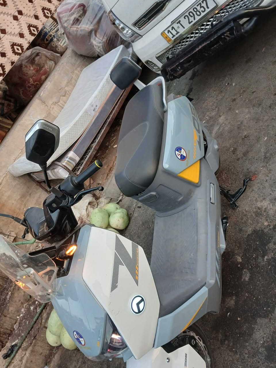 دراجة شحن موديل ٢٦ باسبورت بطاريات ٦ اكبار مابيهه اي نقص جديده *********** سعر ١١٠٠ بيهه مجال بصيط

