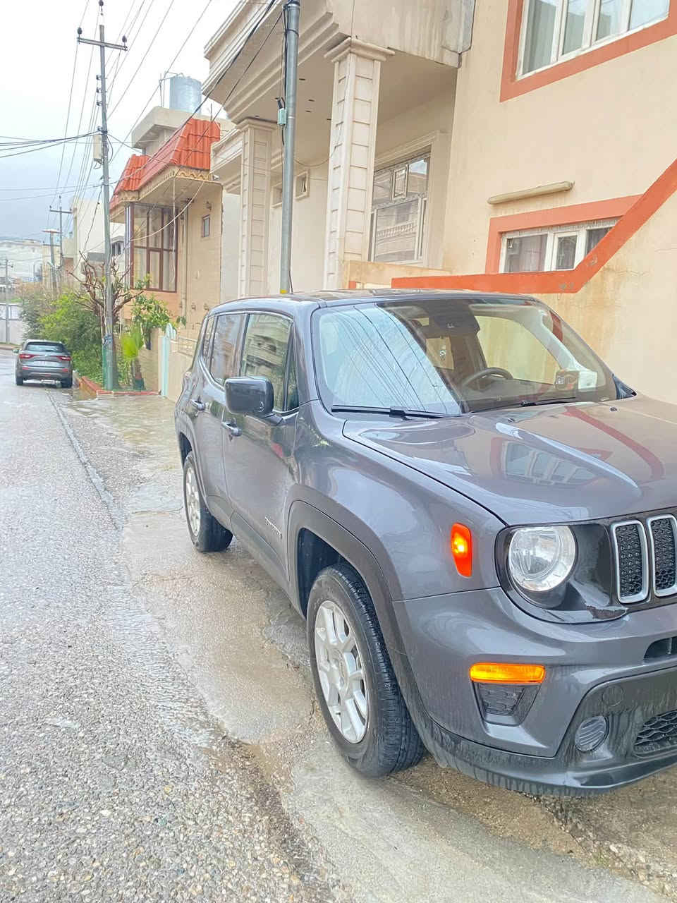 Jeep Renegade 2023
جێب رينگارد 

مۆدێل (٢٠٢٣) 

چوار پستۆن

نرخ: ( ١٢٥ )وەرەقە — کەمێک مەجال 

• تەنها دەرگای دواوەی لای سەکن بۆياخە  .

• شاسی و ئێرباگ: پێش و پاشی کەپسە، بە شەرت ئێرباگی نەتەقیوە.

• دوو پەلە قوپاوی بچووکی بە دەرگای دواوەیەتی (لە سەر شەحن).

• سیستەمی دەبڵ ئەکسل: Double Axle، سێ مۆدی لێخوڕینی هەیە بۆ (بەفر،قور و شاخ).

.برێک بەسمەيە .

. تراکشن کۆنترۆل .

.ئۆتۆ هۆڵد ( auto hold ) .

• سیستەمی سەلامەتی: خەتی جادە (Lane Assist) - خۆی پێچ دەکاتەوە.

• تەبرید: دوو زۆن (Dual Zone) - لای سایەق و سەکن بەجیا گەرم و سارد دەبێت.

• تەکنەلۆژیا: شاشە گەورە، بيلاد (Apple CarPlay) ، تەحدید سورعە (ئۆتۆکروز)، کۆنتڕۆڵی سوکان.

• بەسمەيە .(بەس شەغال نيە) 

مەرج و ئەوراق:

• سەنەوی تا ٢٠٣١ تازەیە و بە ناوی خۆمەوەیە (بە شەرتی تەحویلکردن).

• ٤ تایەی تازەی بۆ کراوە.

• ڕۆنی شەریکەی بۆ گۆڕدراوە و سێرڤسی ساڵی تەواو کراوە، هیچ مەسرەفێکی نییە.

• ڕەقەمی شاسی داندراوە.(ZACNJDB13PPP35489)

ژمارەی پەیوەندی: (***********).(***********)
