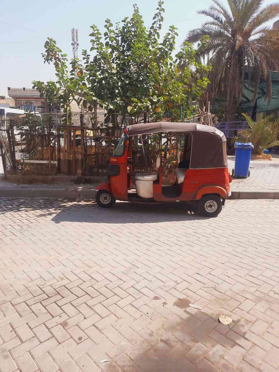 سلام عليكم متوفر بيت بناء قديم للبيع في مدينة الصدر قطاع 26 جنس الأرض طابو ملك صرف موقع بيت موقع مميز صاير وجهه على وسط الساحة مثل ما واضح بالصورة 
مساحة الدار 144 متر  السعر 190 مليون للأستفسار والتواصل على الرقم التالي ***********

